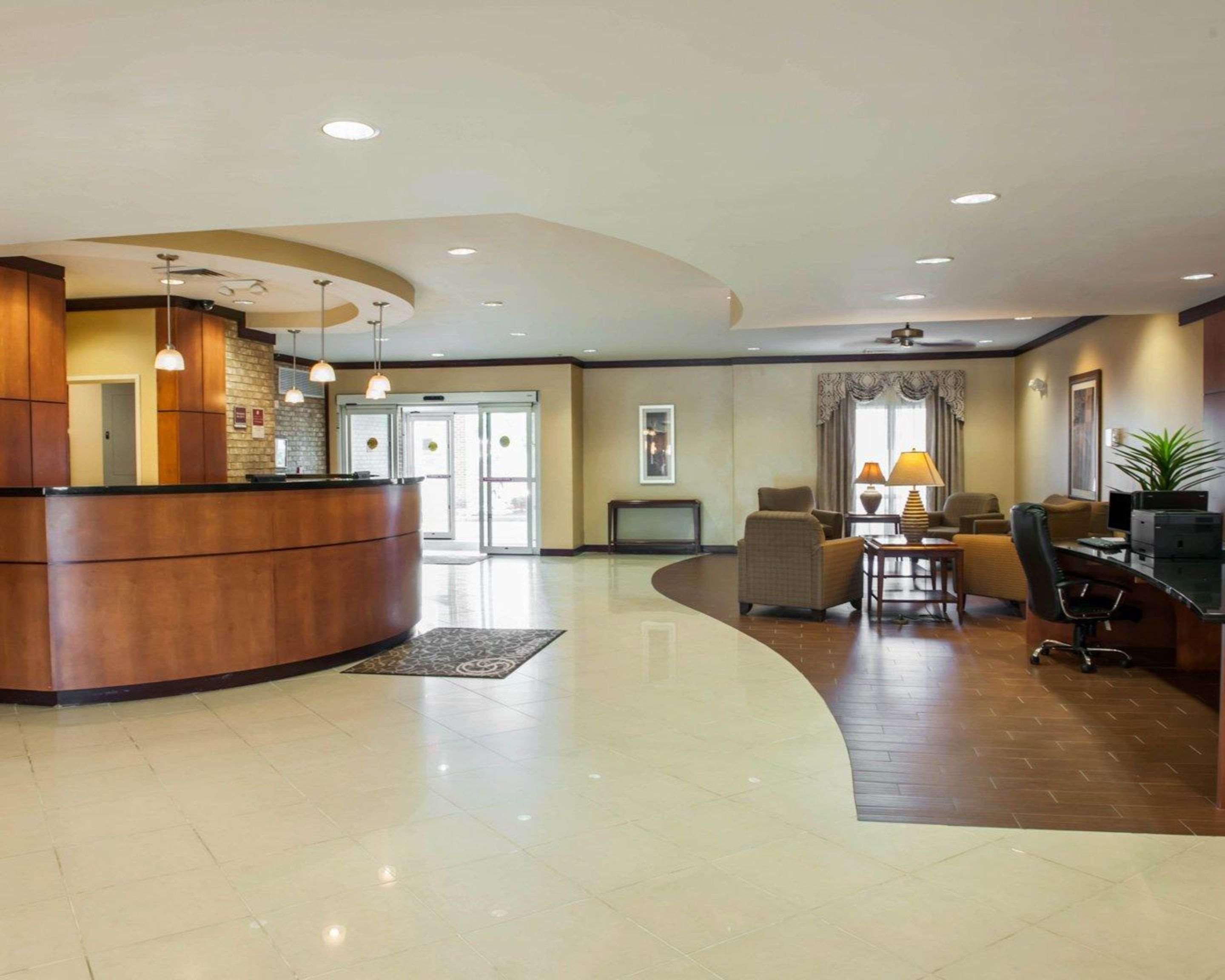Hotel lobby | Comfort Suites Southport