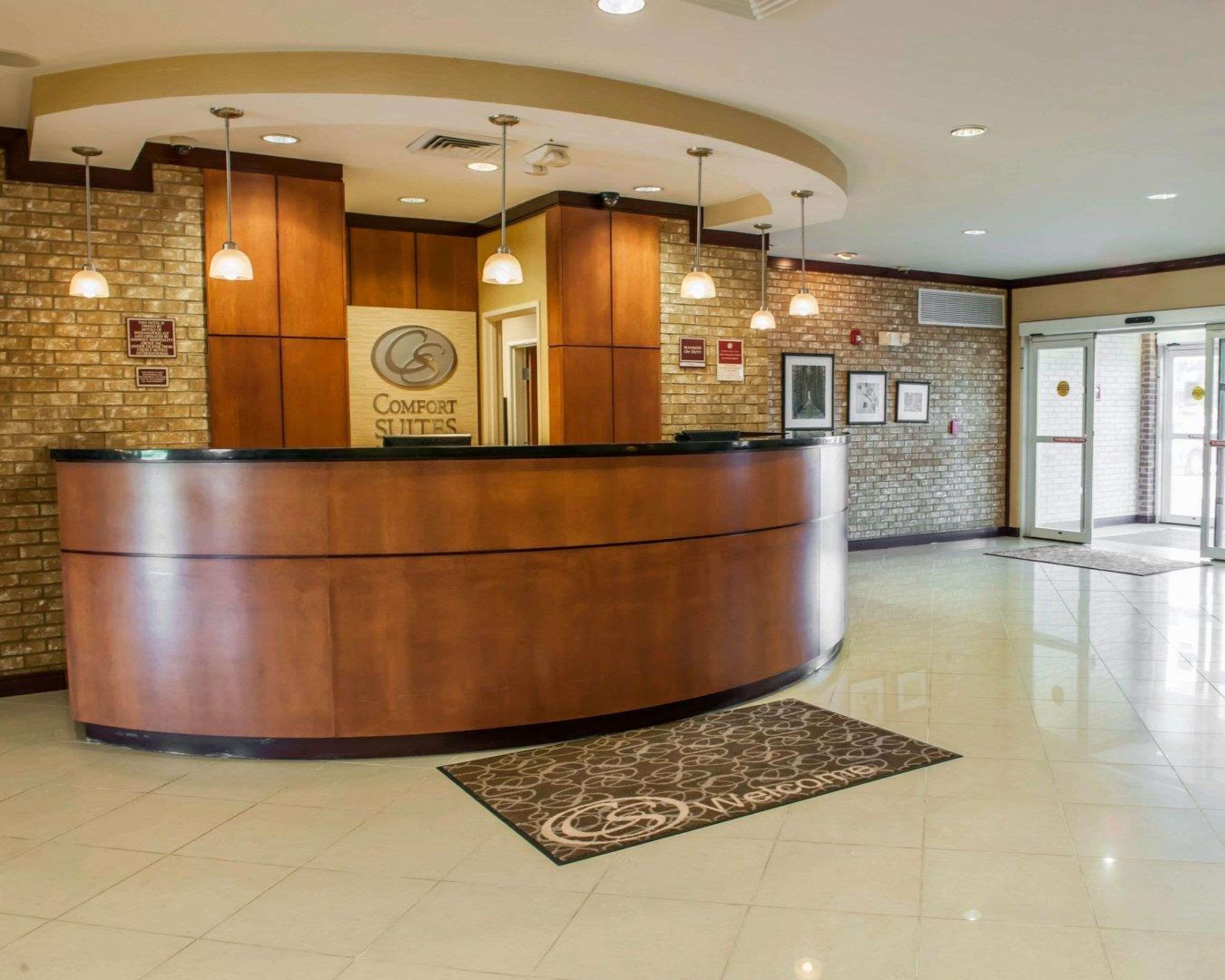 Front desk | Comfort Suites Southport