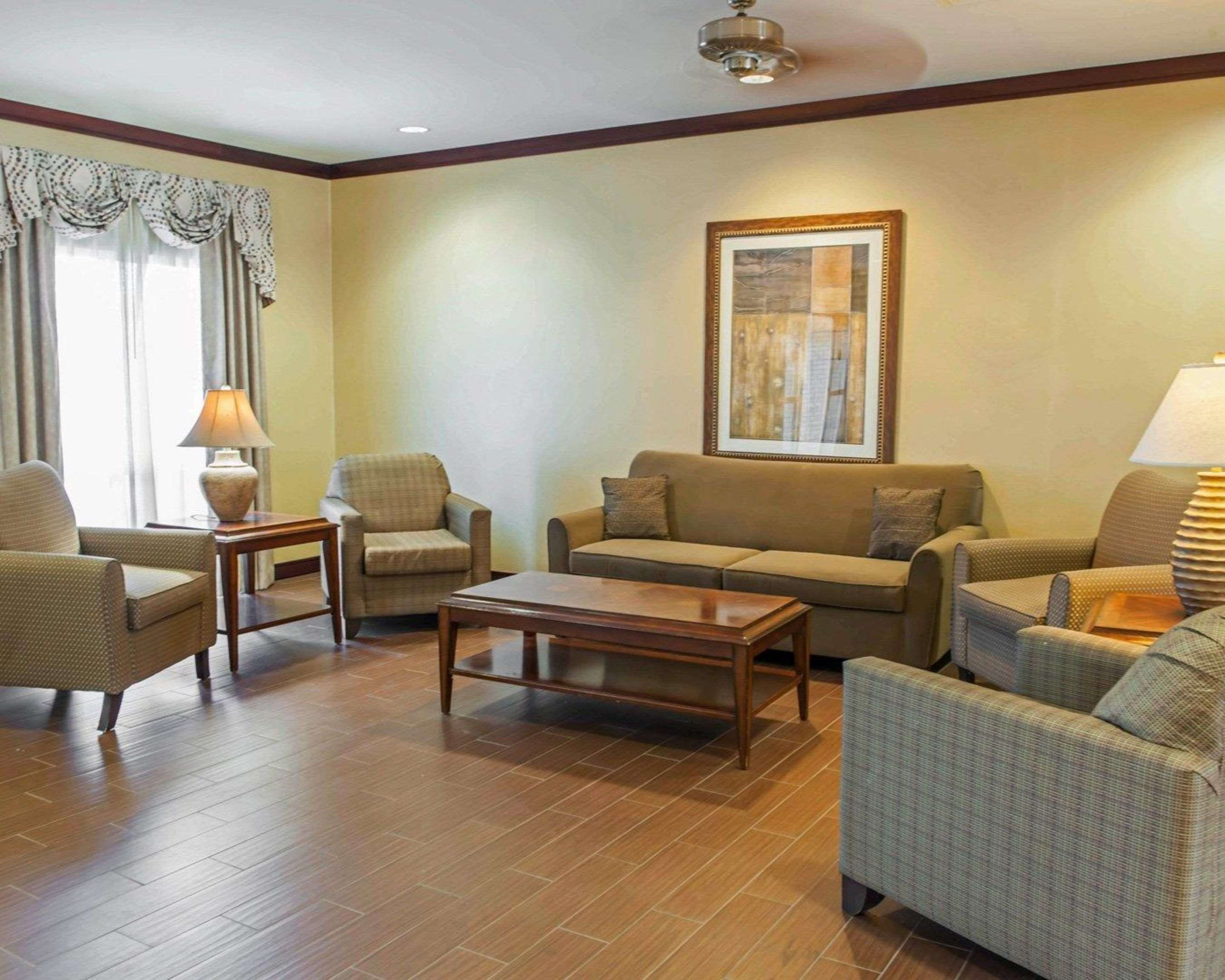 Sitting area | Comfort Suites Southport
