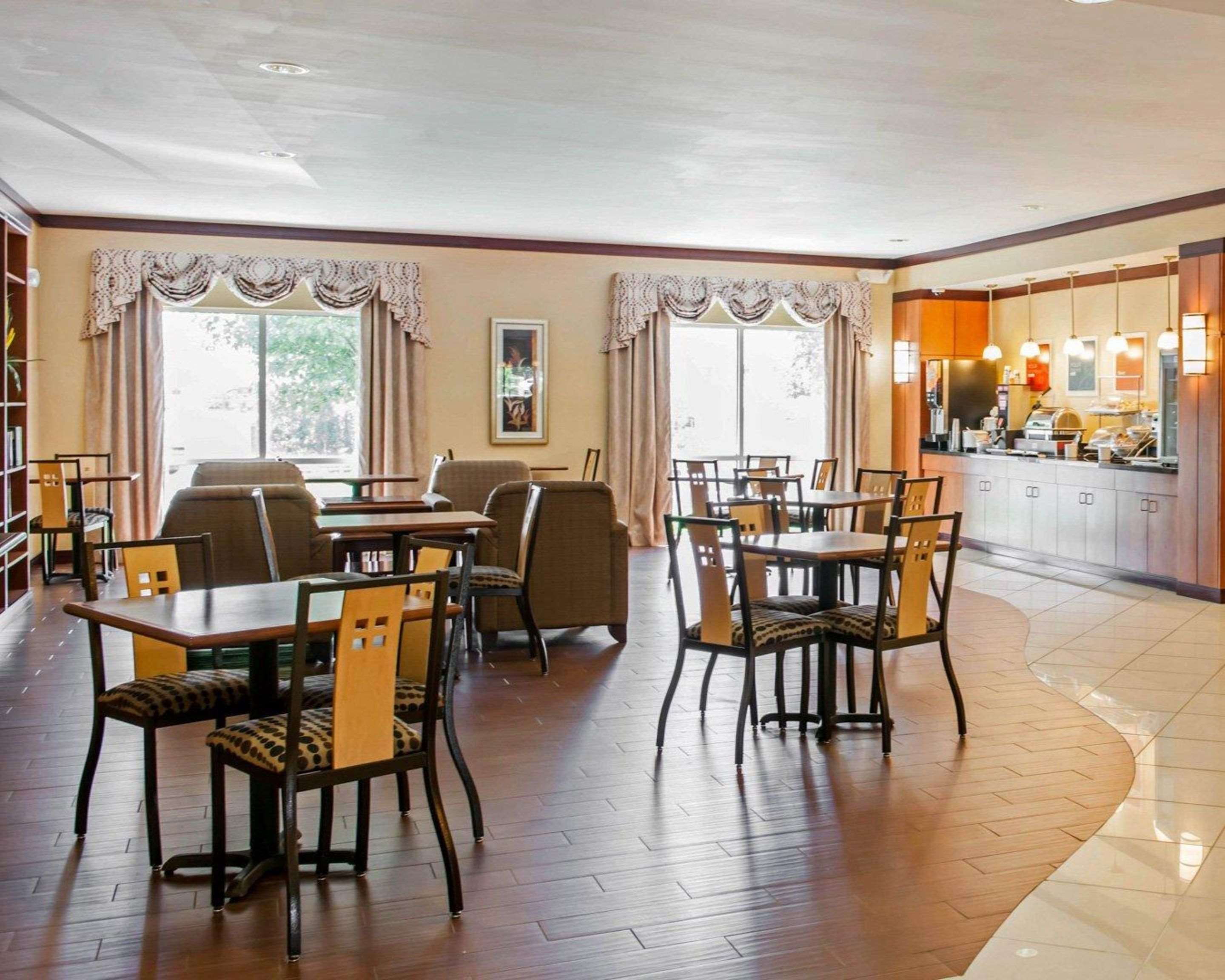 Enjoy breakfast in this spacious area | Comfort Suites Southport