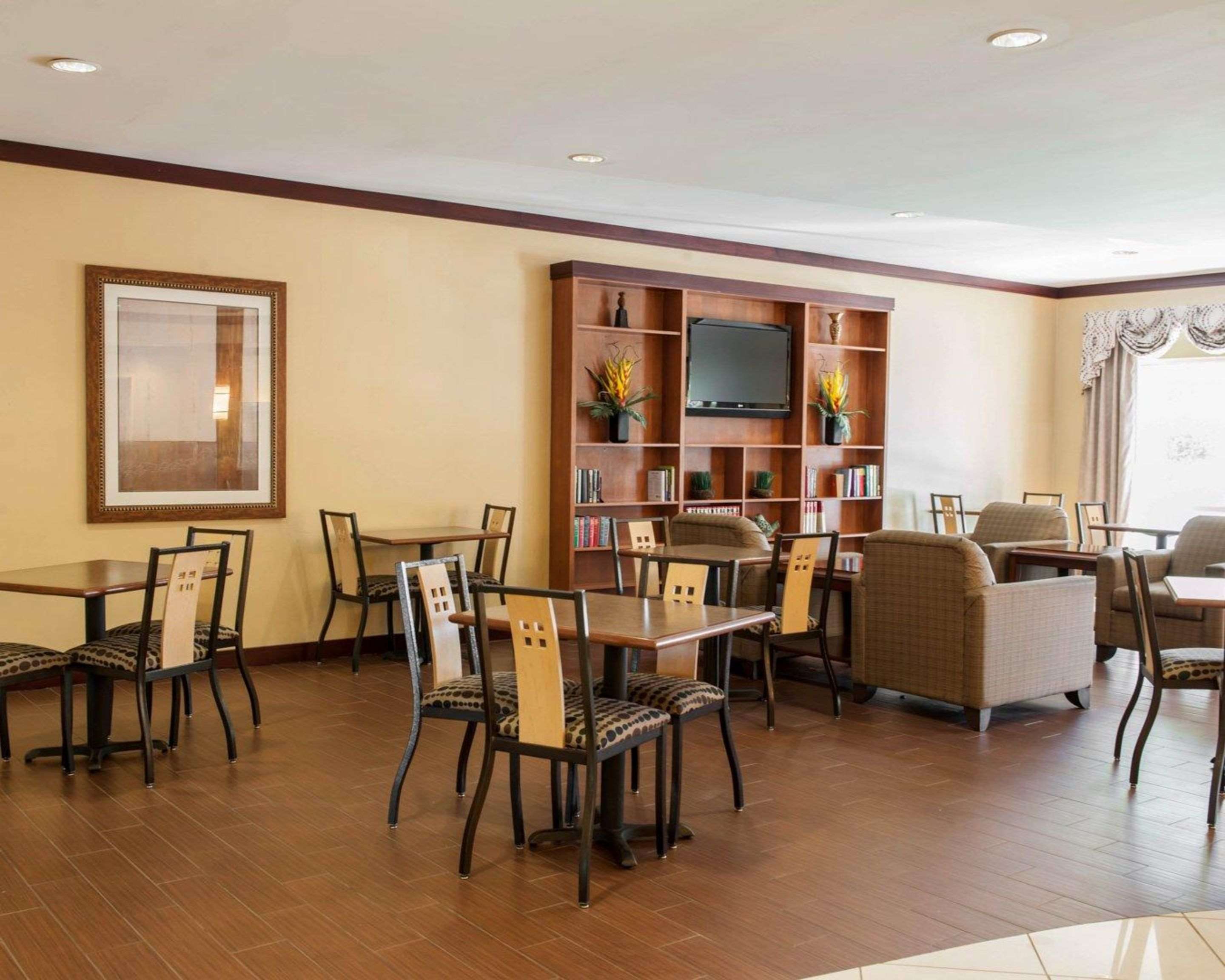 Breakfast area | Comfort Suites Southport