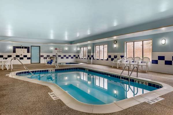 Pool - Comfort Suites Elkhart