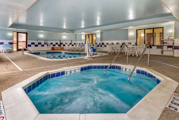 Pool - Comfort Suites Elkhart