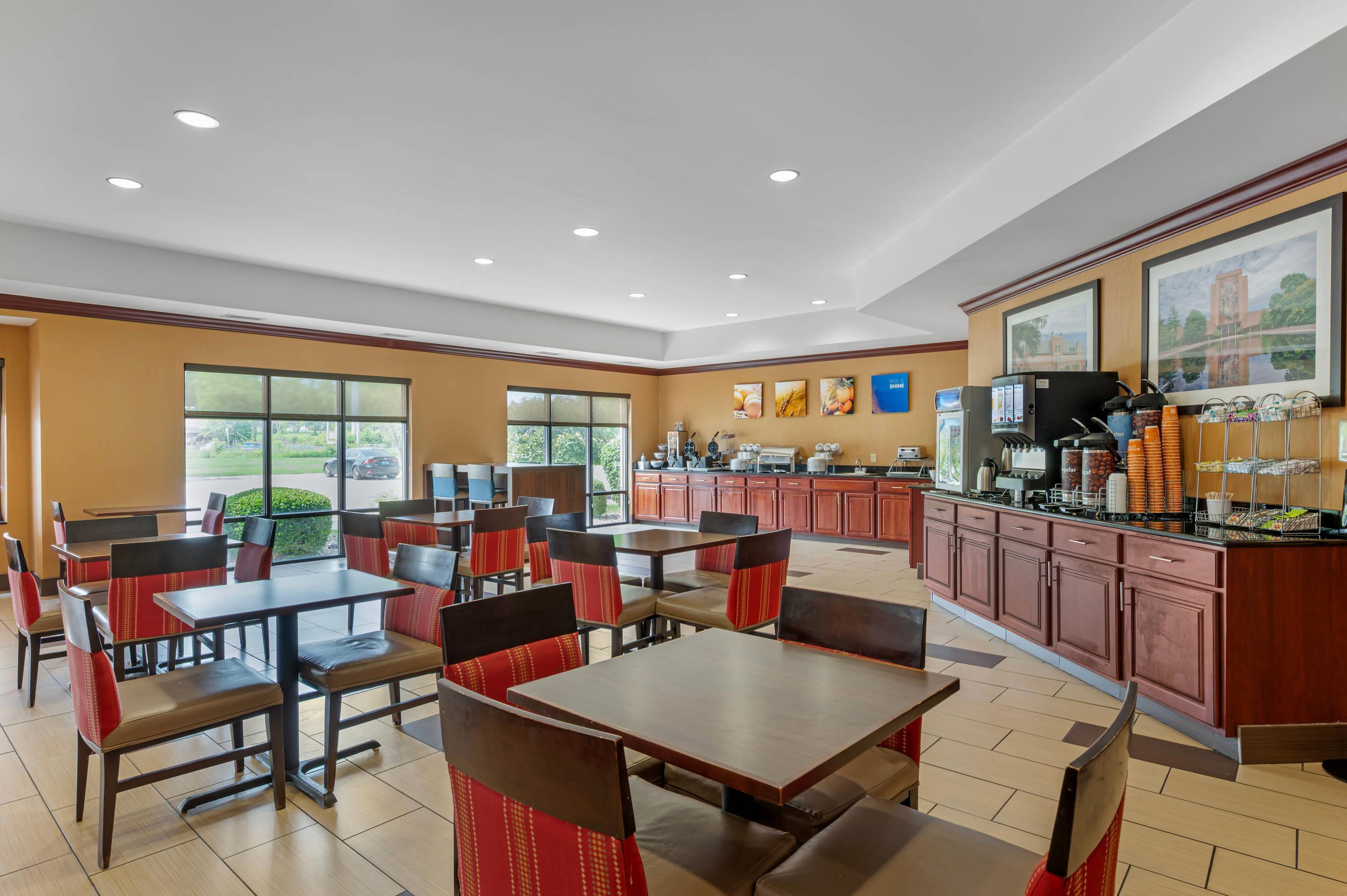 Breakfast area | Comfort Suites South Bend near Casino