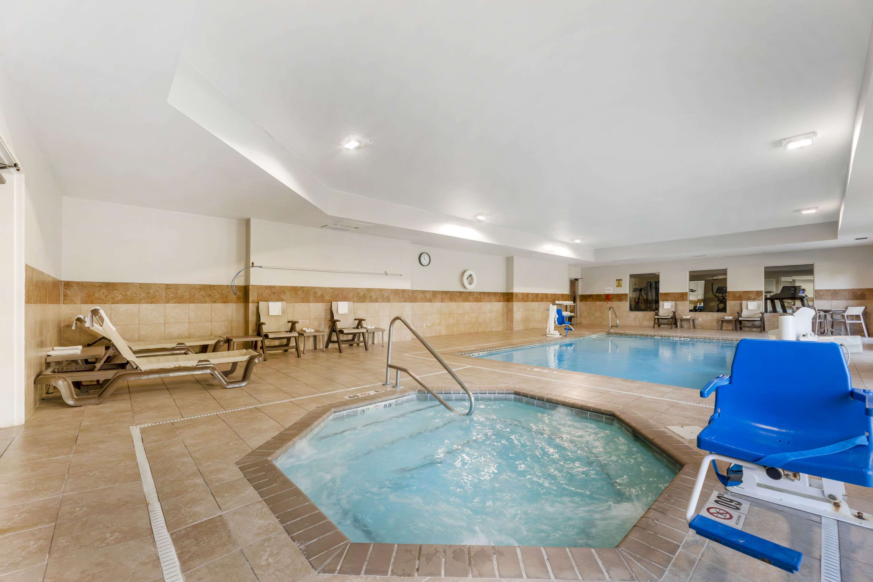 Indoor pool with hot tub | Comfort Inn & Suites Porter near Indiana Dunes