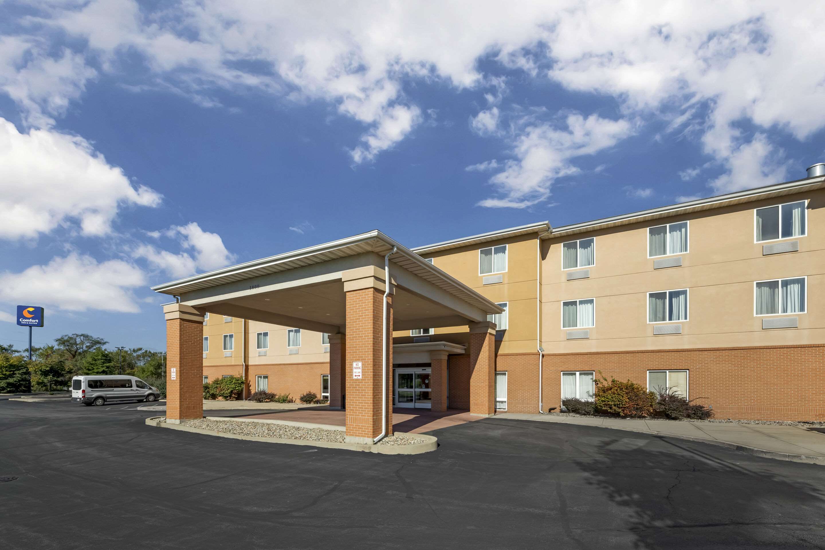 Hotel exterior | Comfort Inn & Suites Porter near Indiana Dunes