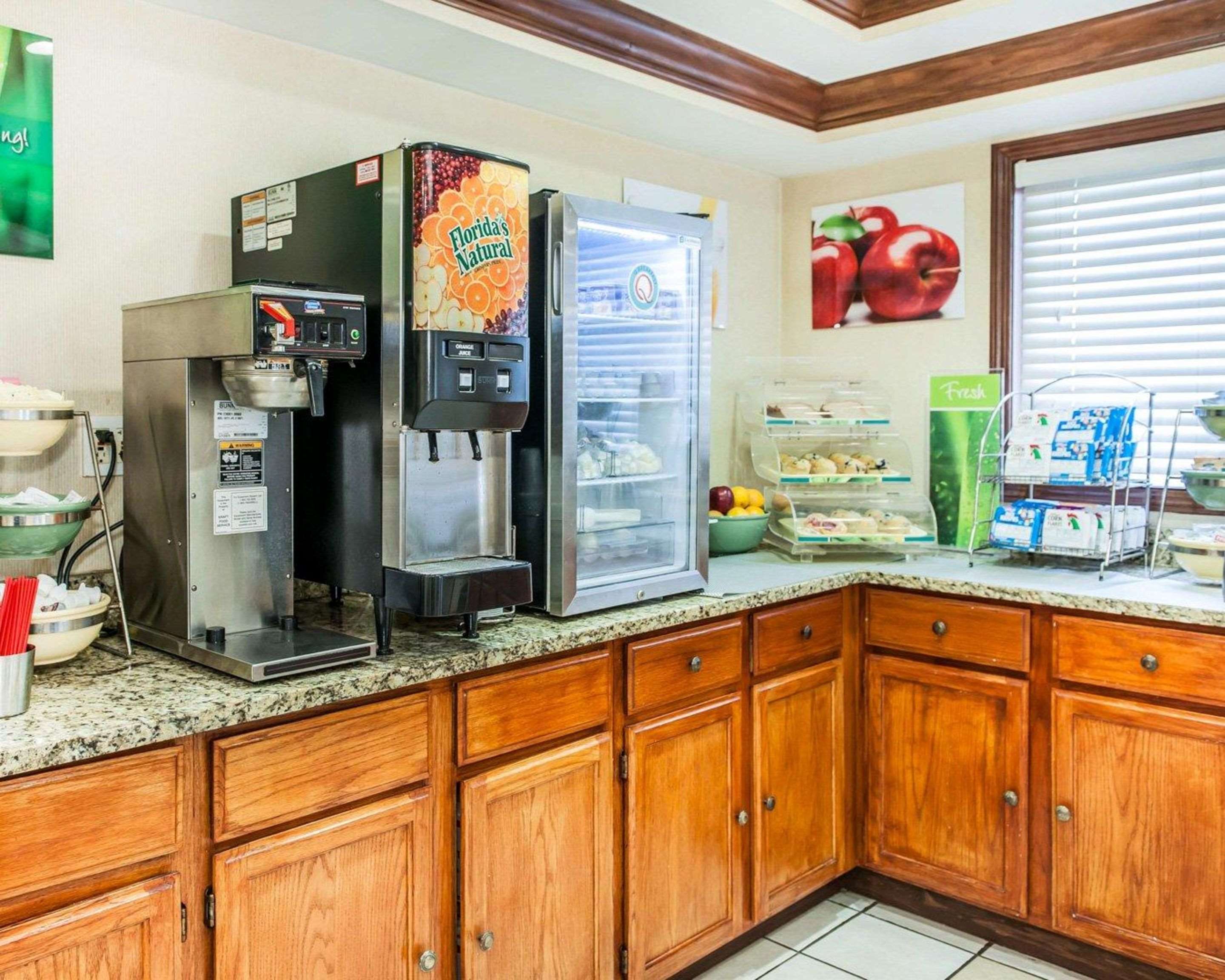 Free hot breakfast | Quality Inn South