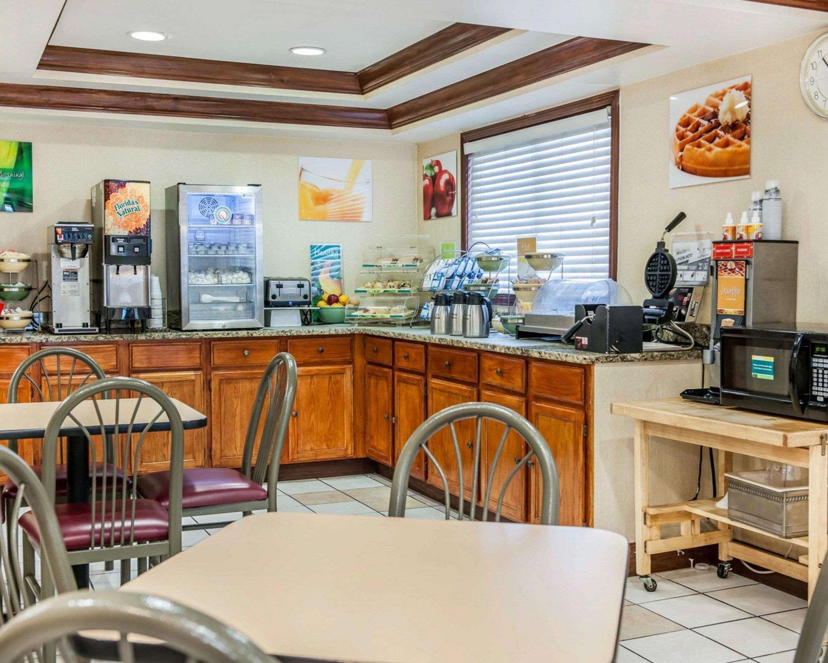 Spacious breakfast area | Quality Inn South