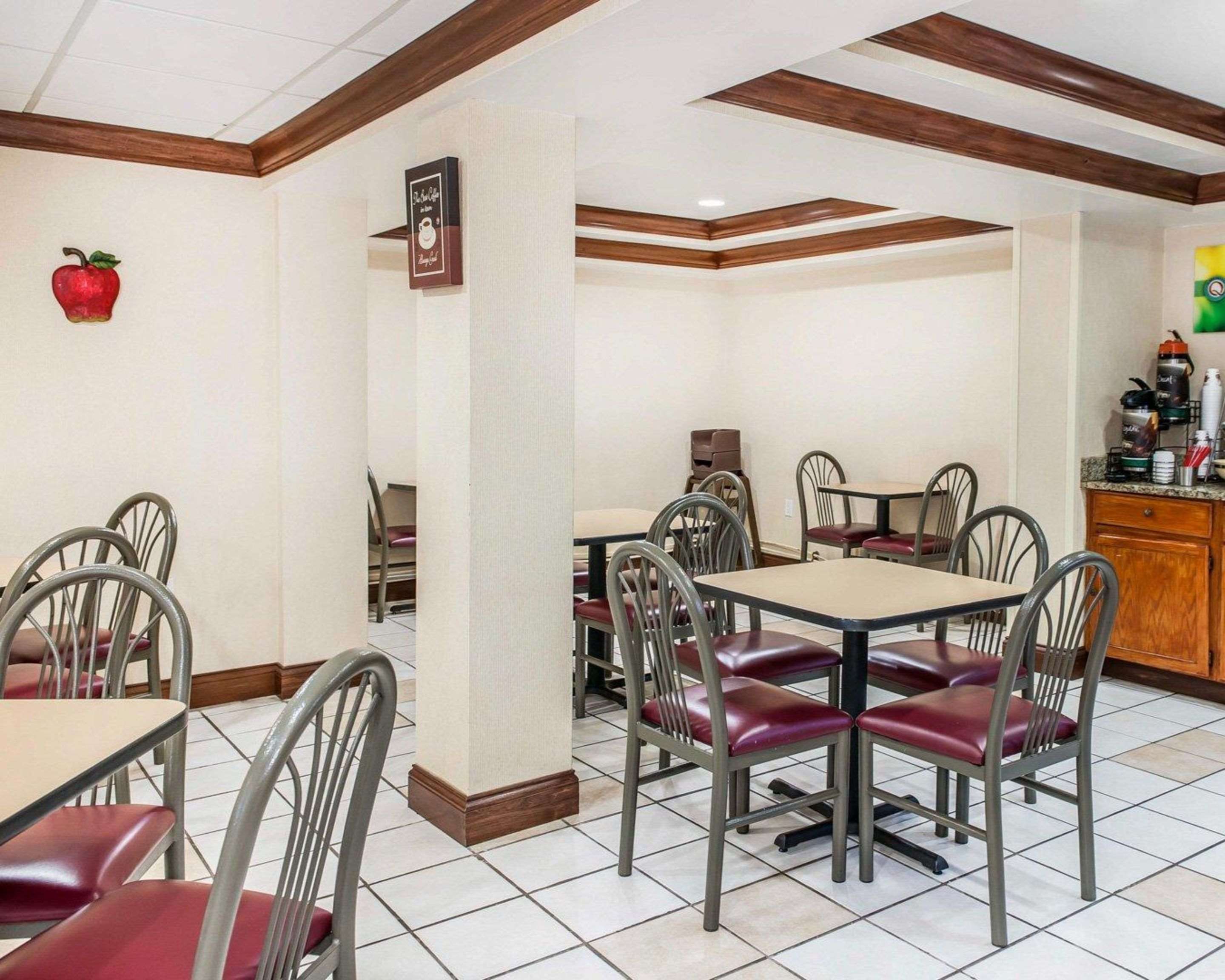 Enjoy breakfast in this seating area | Quality Inn South