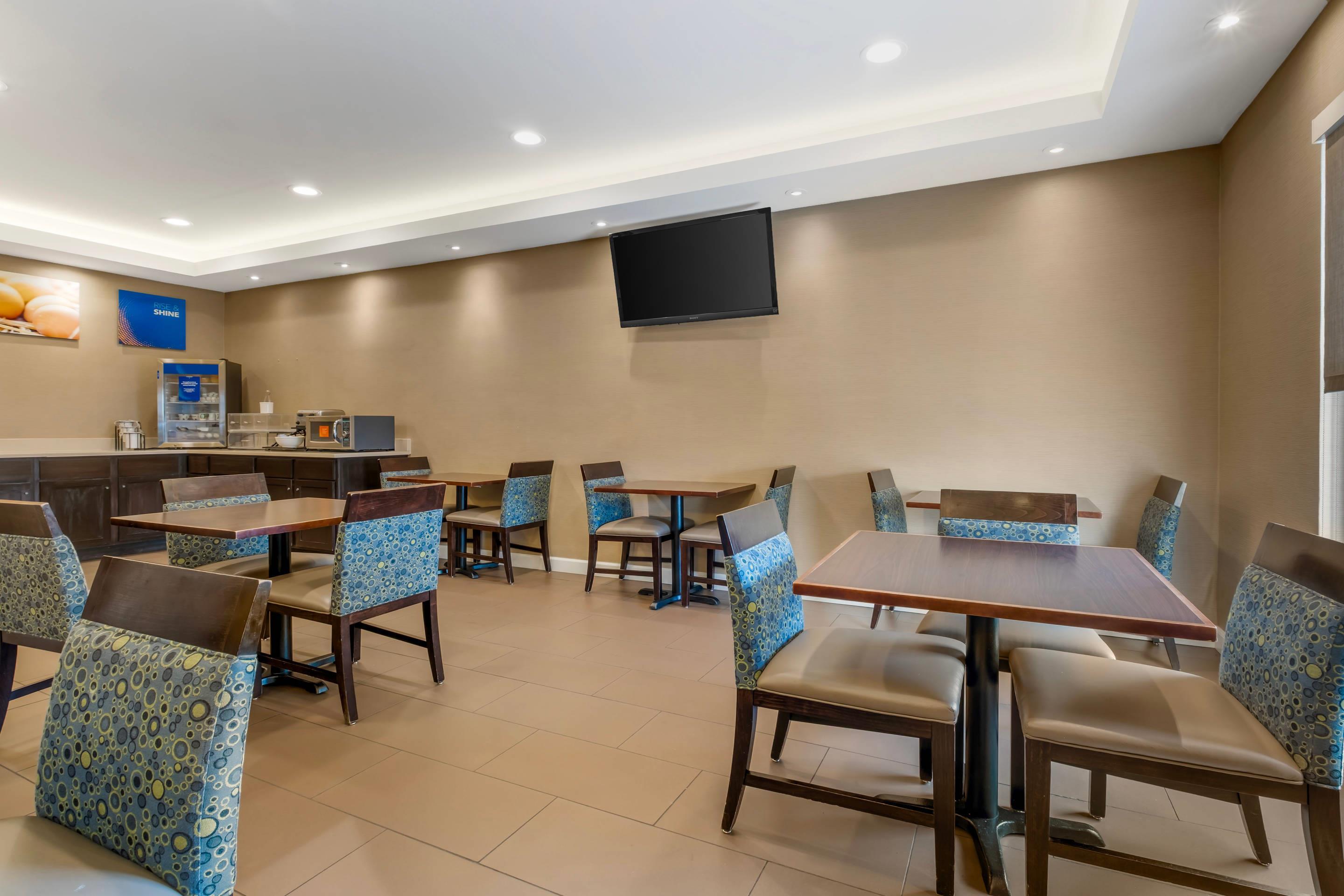 Breakfast area | Comfort Inn