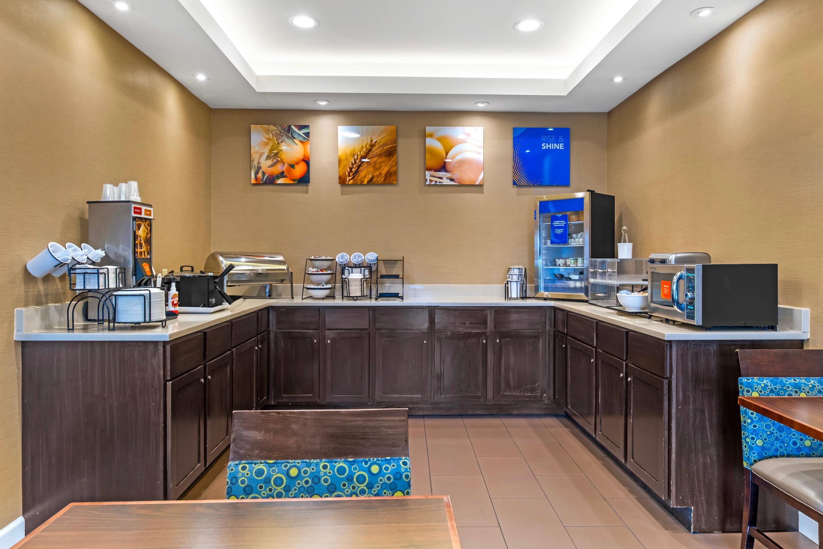 Breakfast area | Comfort Inn