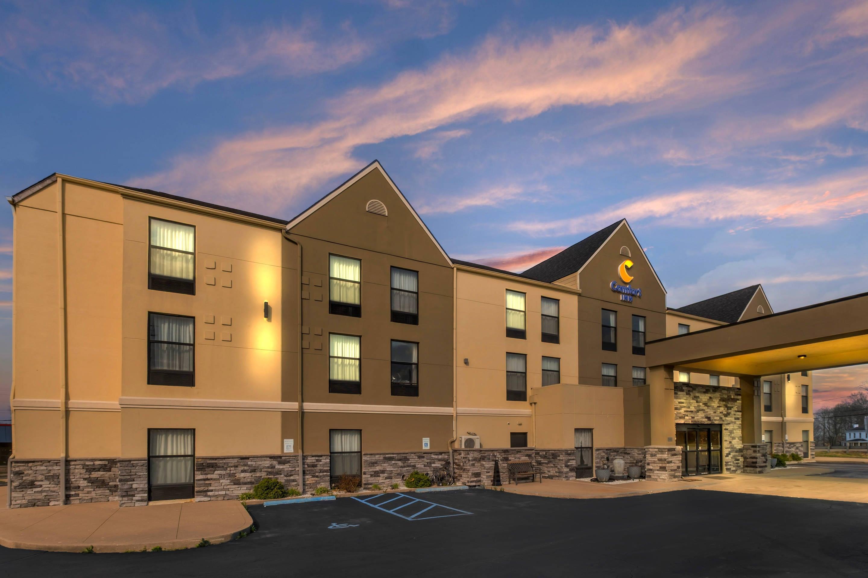 Hotel at Night | Comfort Inn