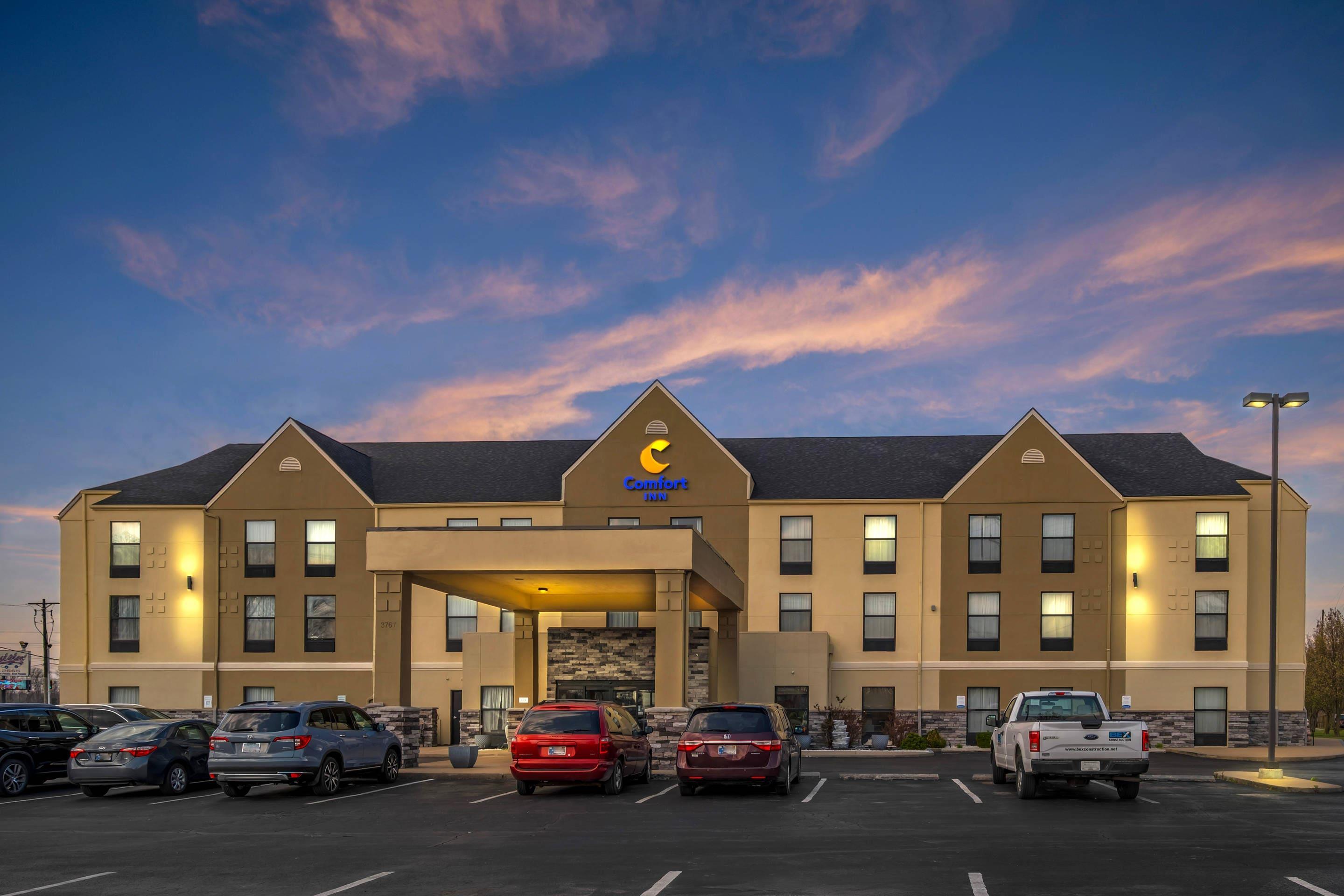 Hotel at Night | Comfort Inn