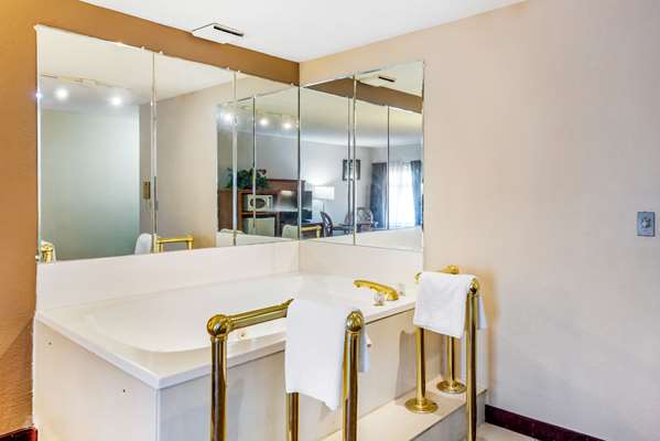 Suite - Econo Lodge Lebanon - I-65, Exit 140