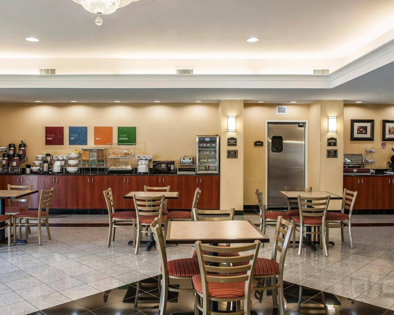 Enjoy breakfast in this seating area | Comfort Suites near Indianapolis Airport