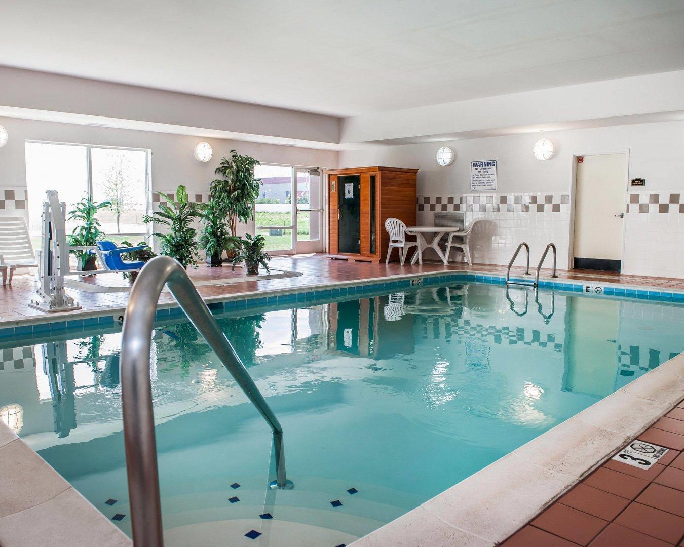 Indoor pool | Comfort Suites near Indianapolis Airport