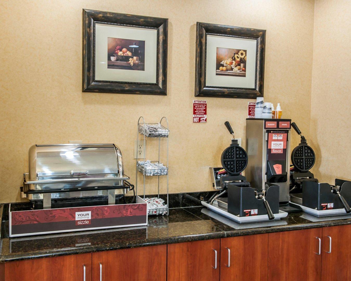 Breakfast area | Comfort Suites near Indianapolis Airport