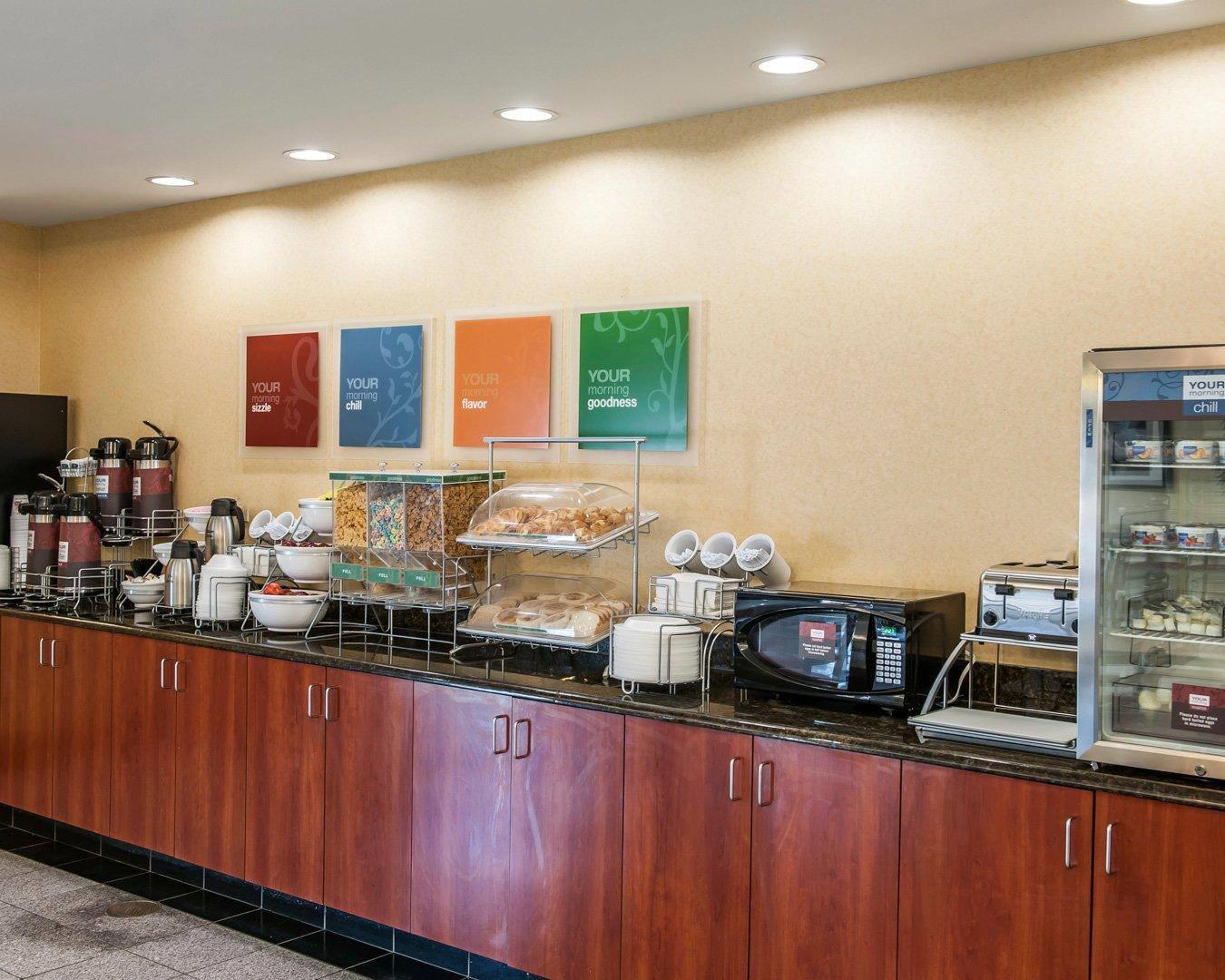Breakfast area | Comfort Suites near Indianapolis Airport
