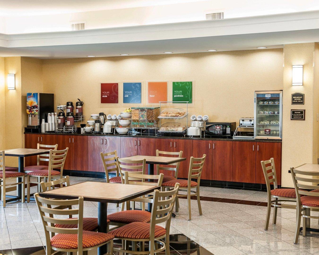 Breakfast area | Comfort Suites near Indianapolis Airport