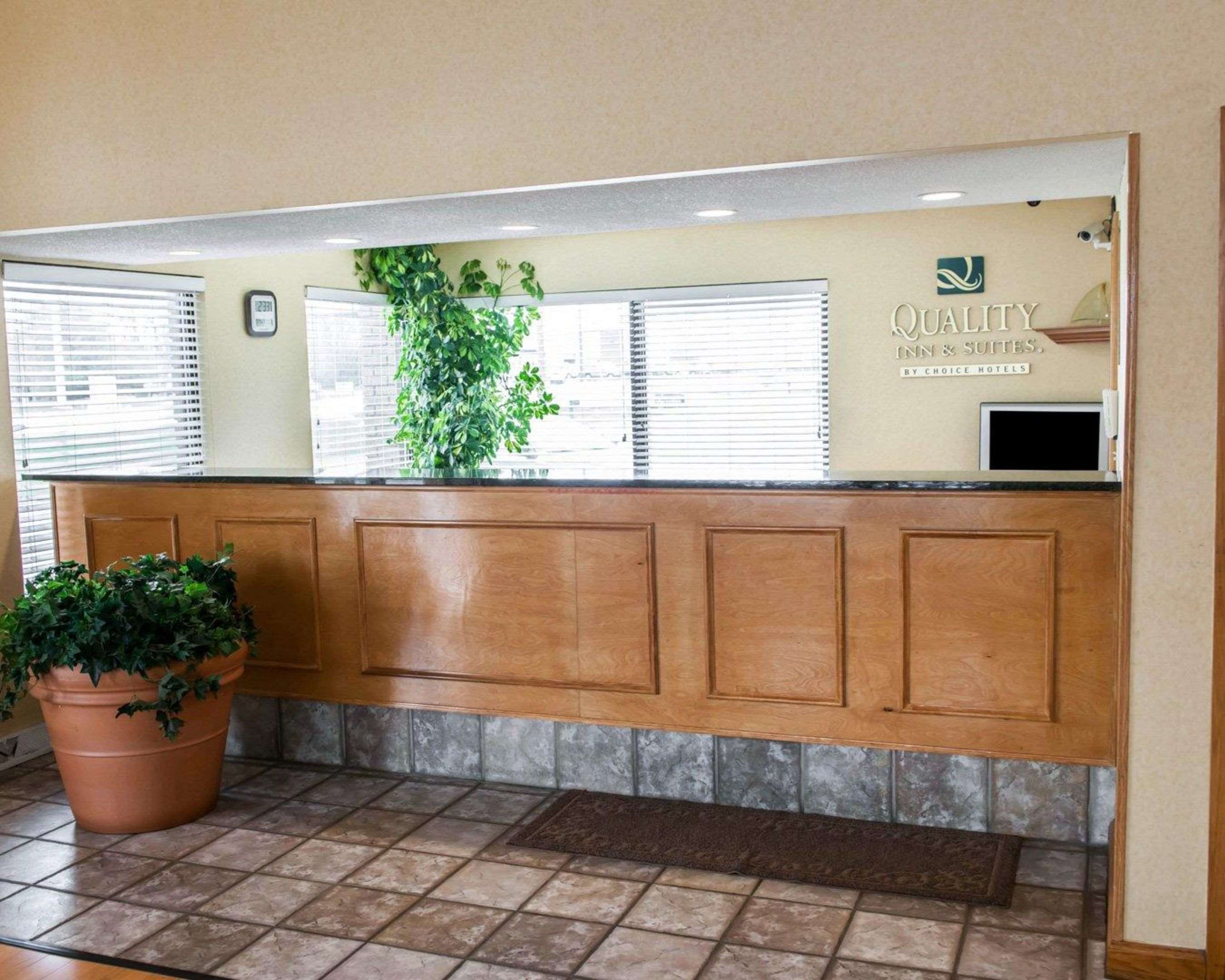 Front desk | Quality Inn and Suites Indianapolis