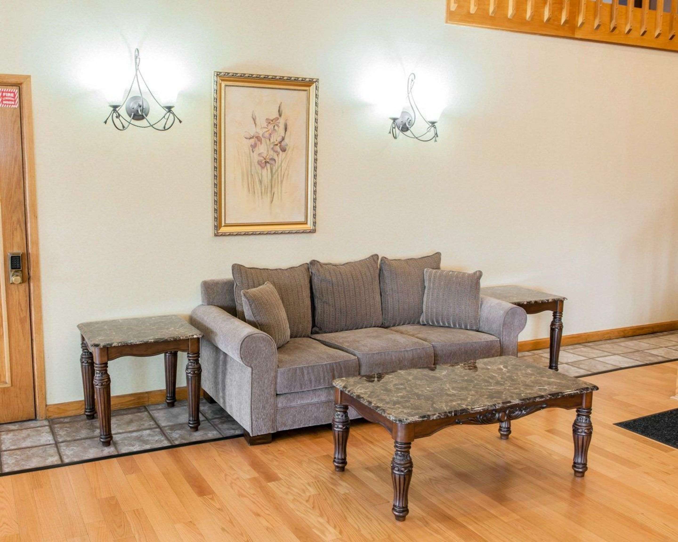 Sitting area | Quality Inn and Suites Indianapolis