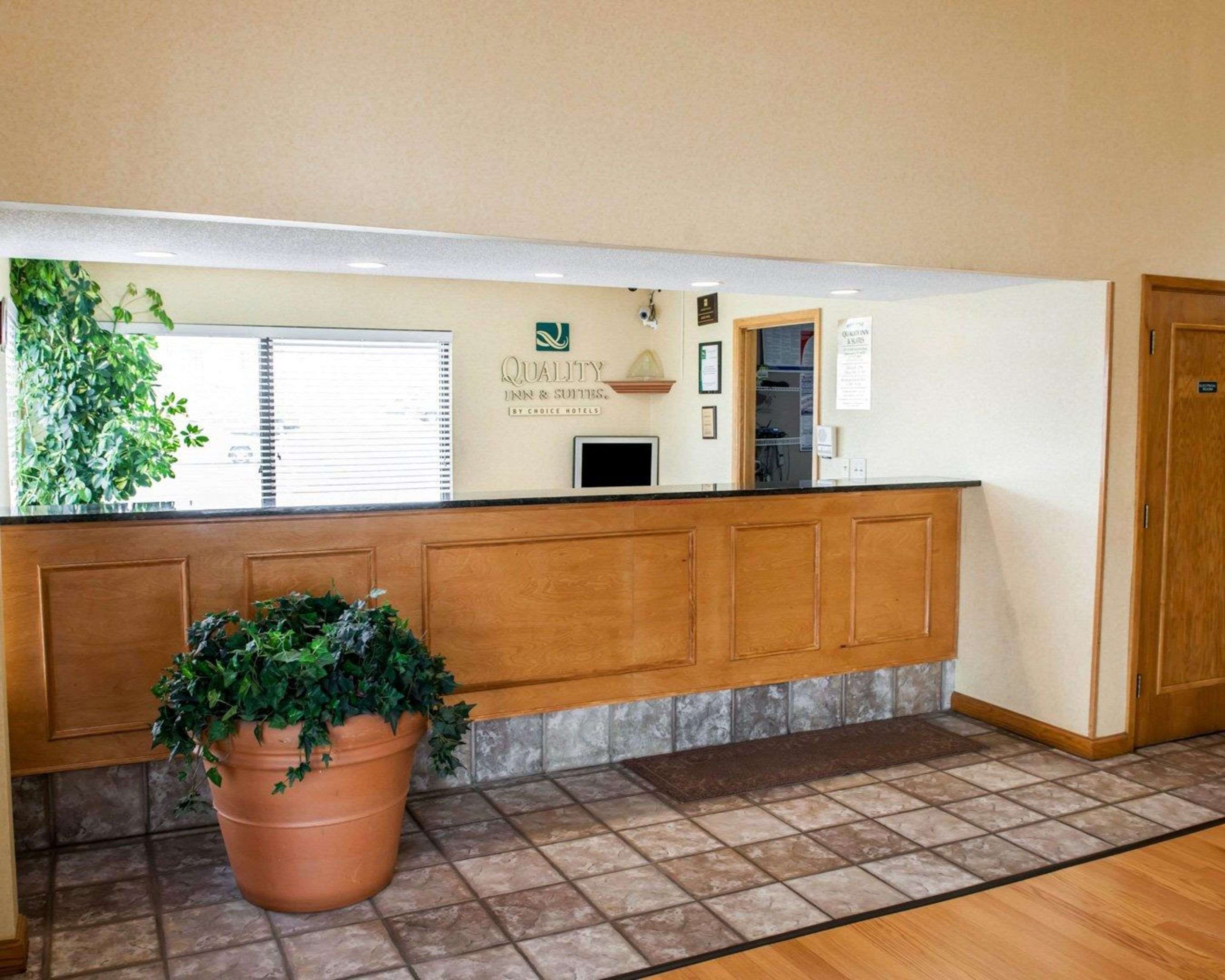 Front desk | Quality Inn and Suites Indianapolis