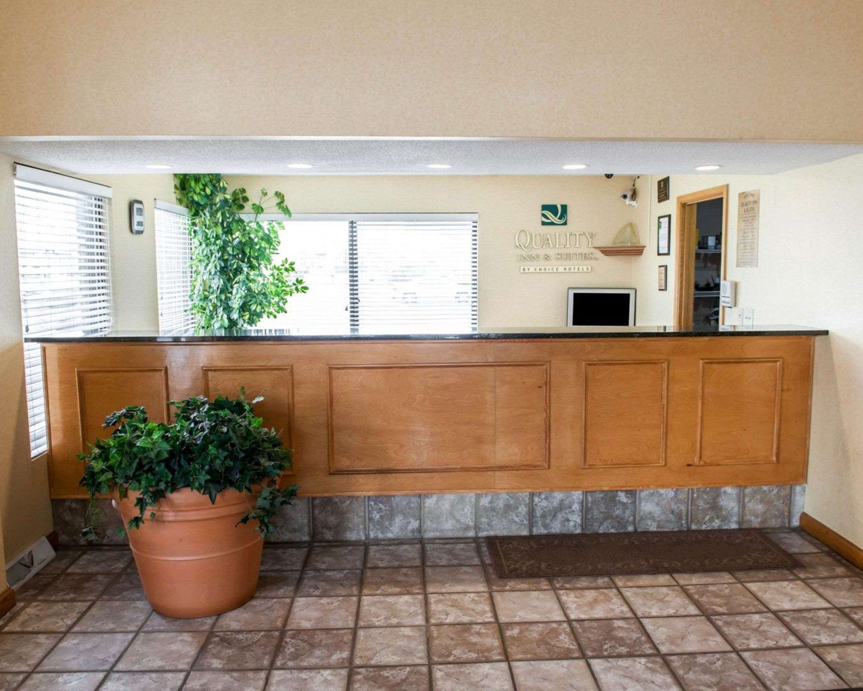 Front desk | Quality Inn and Suites Indianapolis