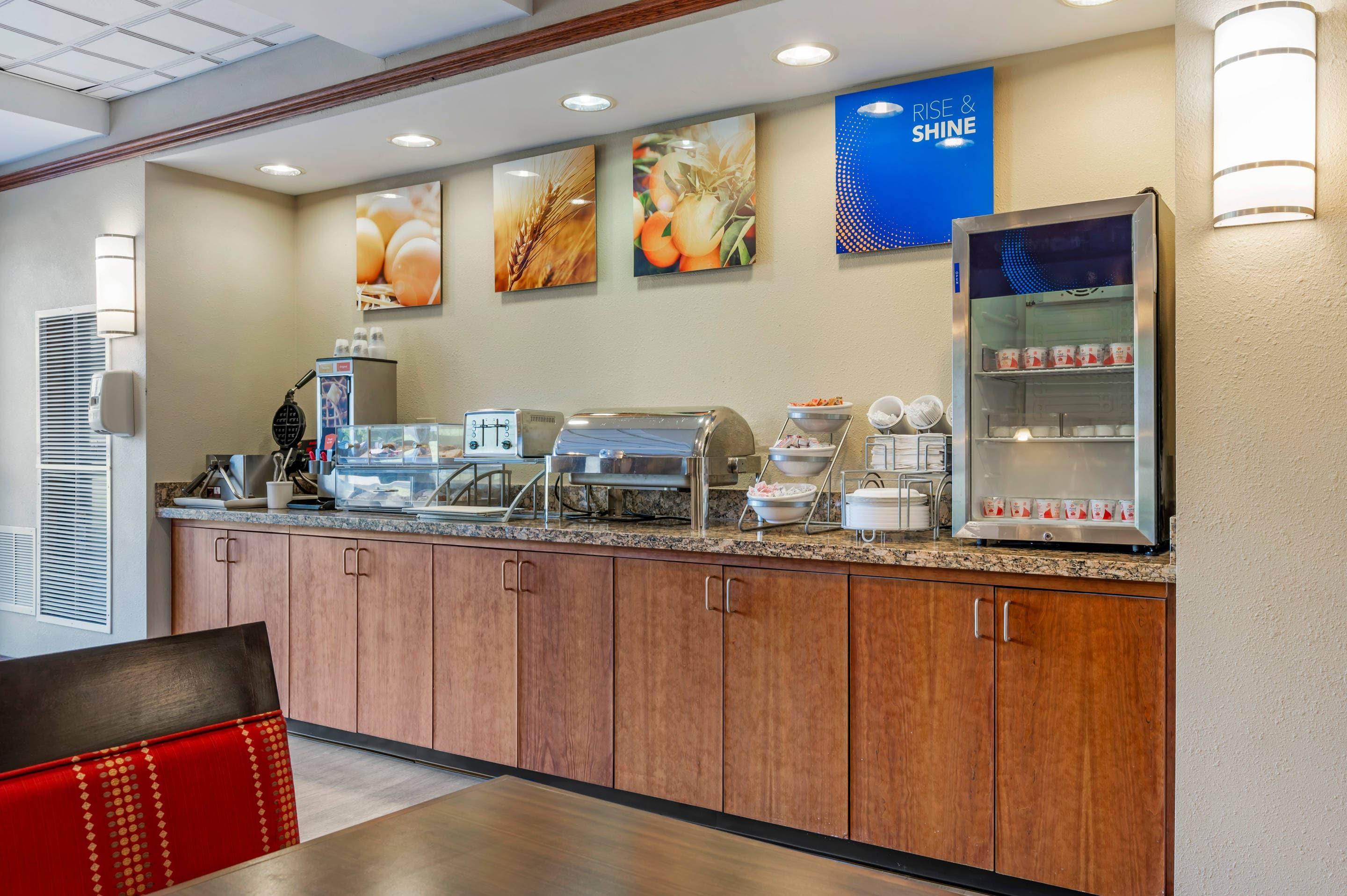 Breakfast area | Comfort Suites French Lick