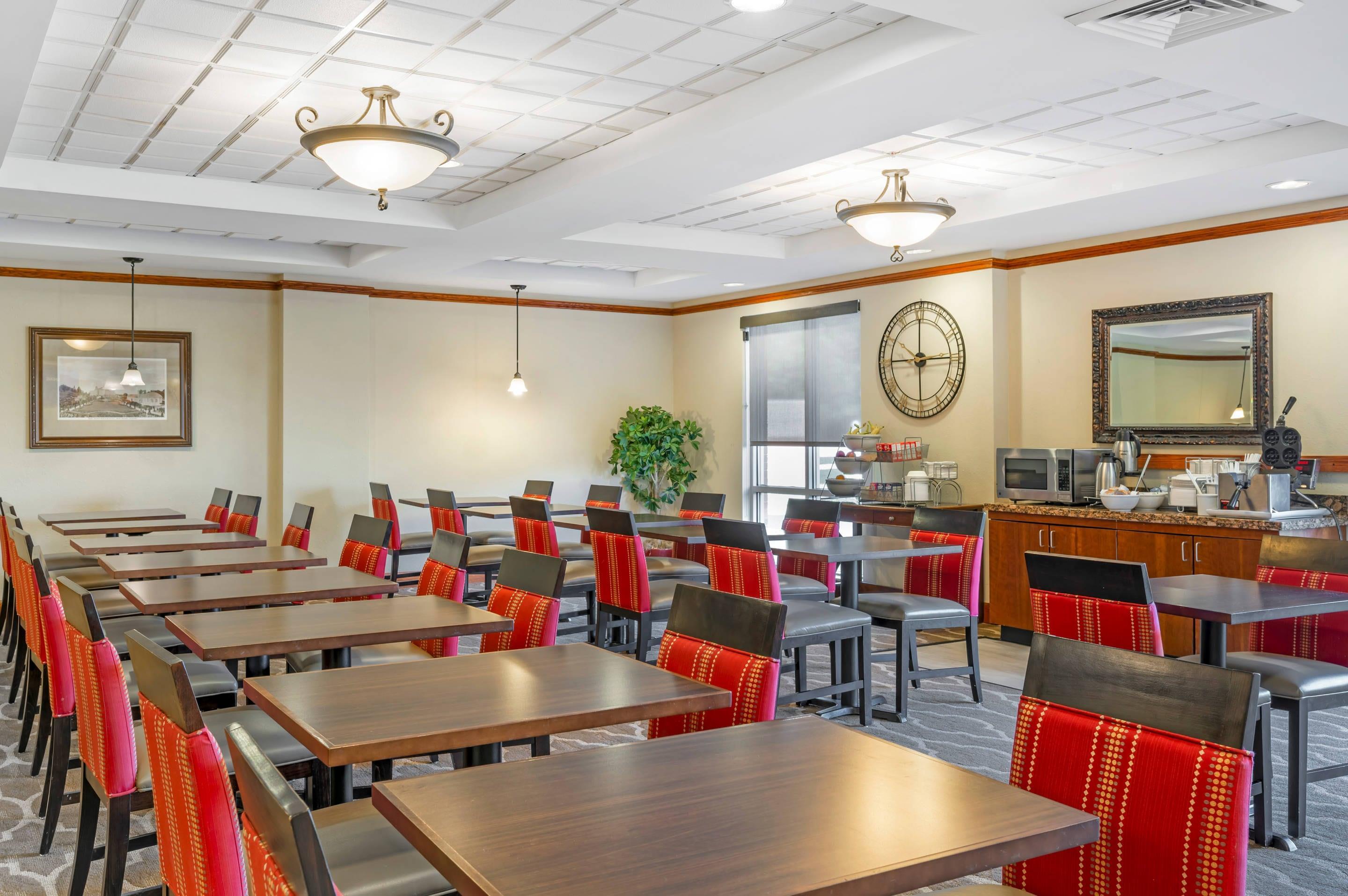 Breakfast area | Comfort Suites French Lick