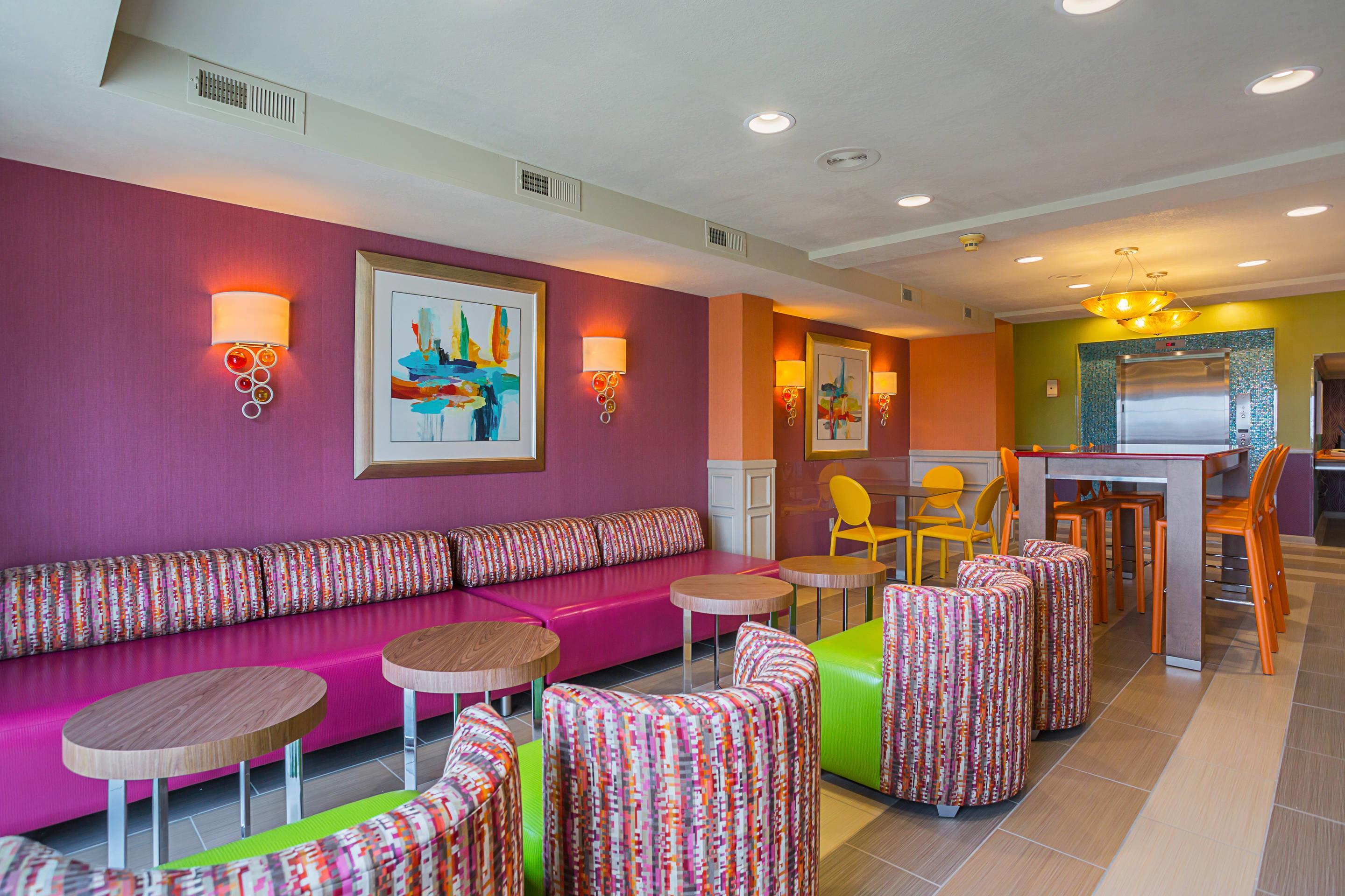 Hotel lounge | Clarion Inn & Suites