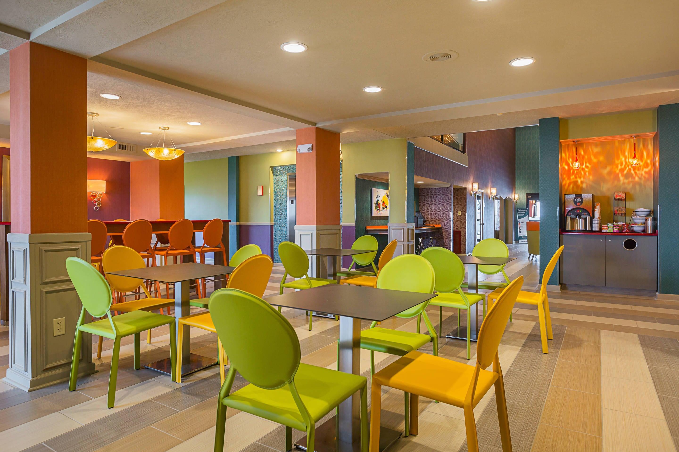 Hotel lounge | Clarion Inn & Suites