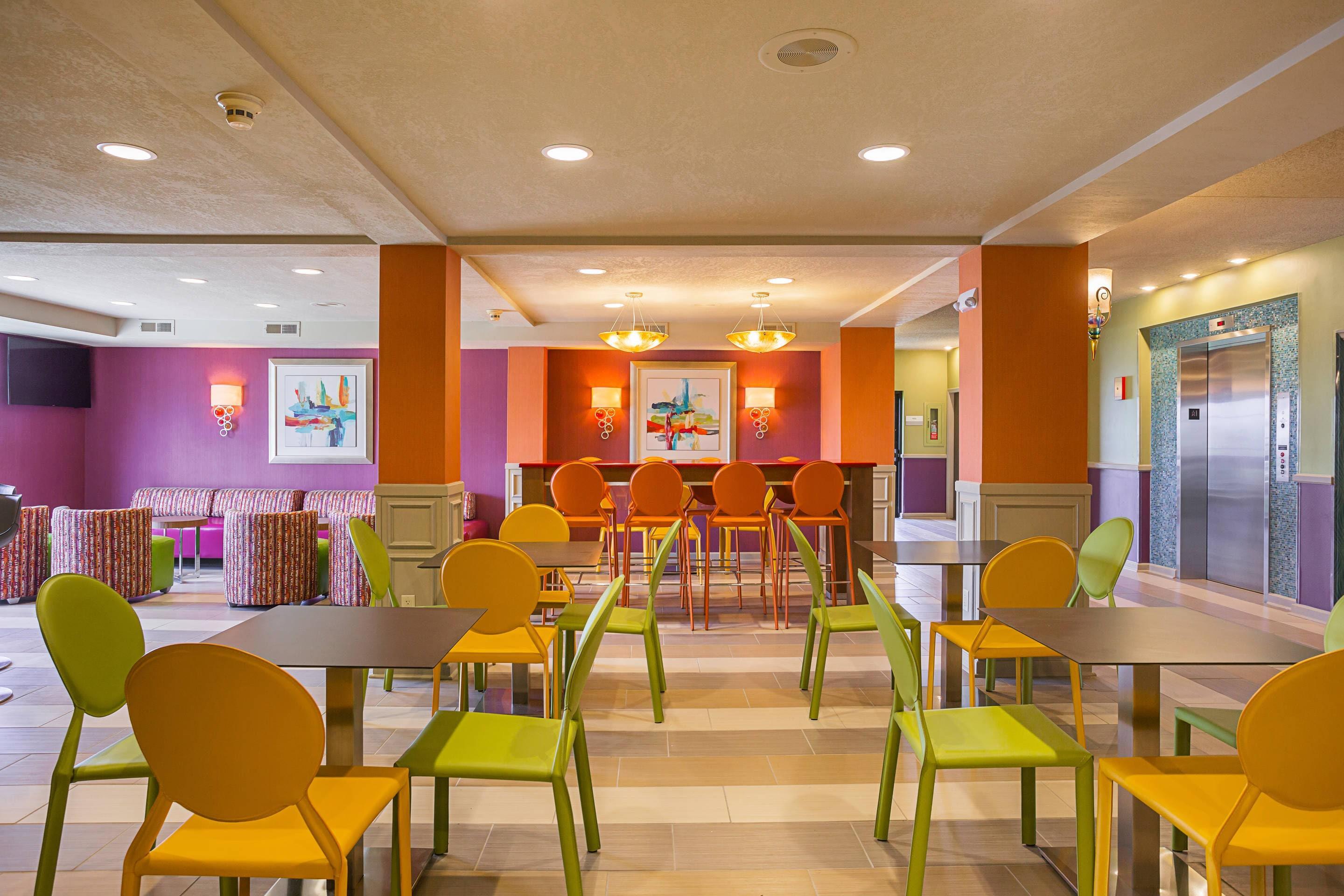 Hotel lounge | Clarion Inn & Suites