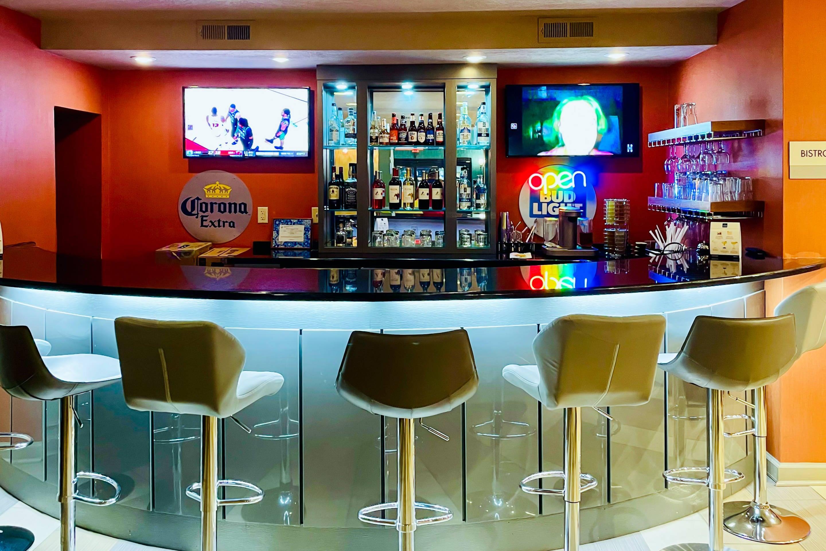 Hotel bar | Clarion Inn & Suites