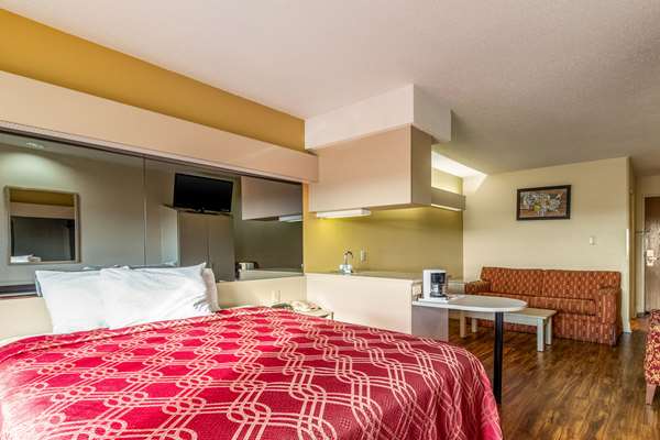 Suite - Econo Lodge Inn & Suites Evansville