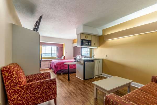 Suite - Econo Lodge Inn & Suites Evansville