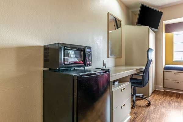  - Econo Lodge Inn & Suites Evansville