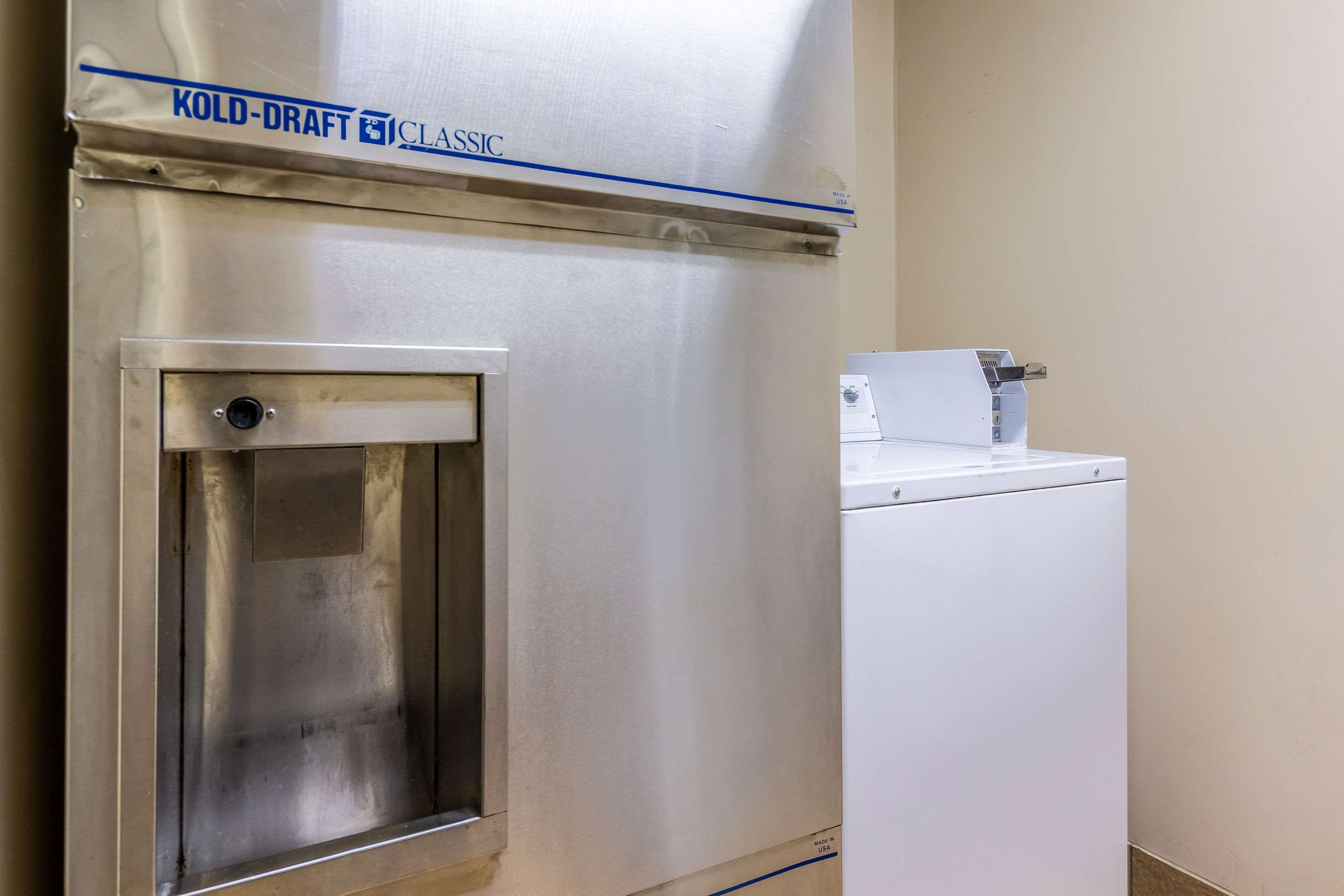 Guest laundry facilities | Econo Lodge Inn & Suites Evansville
