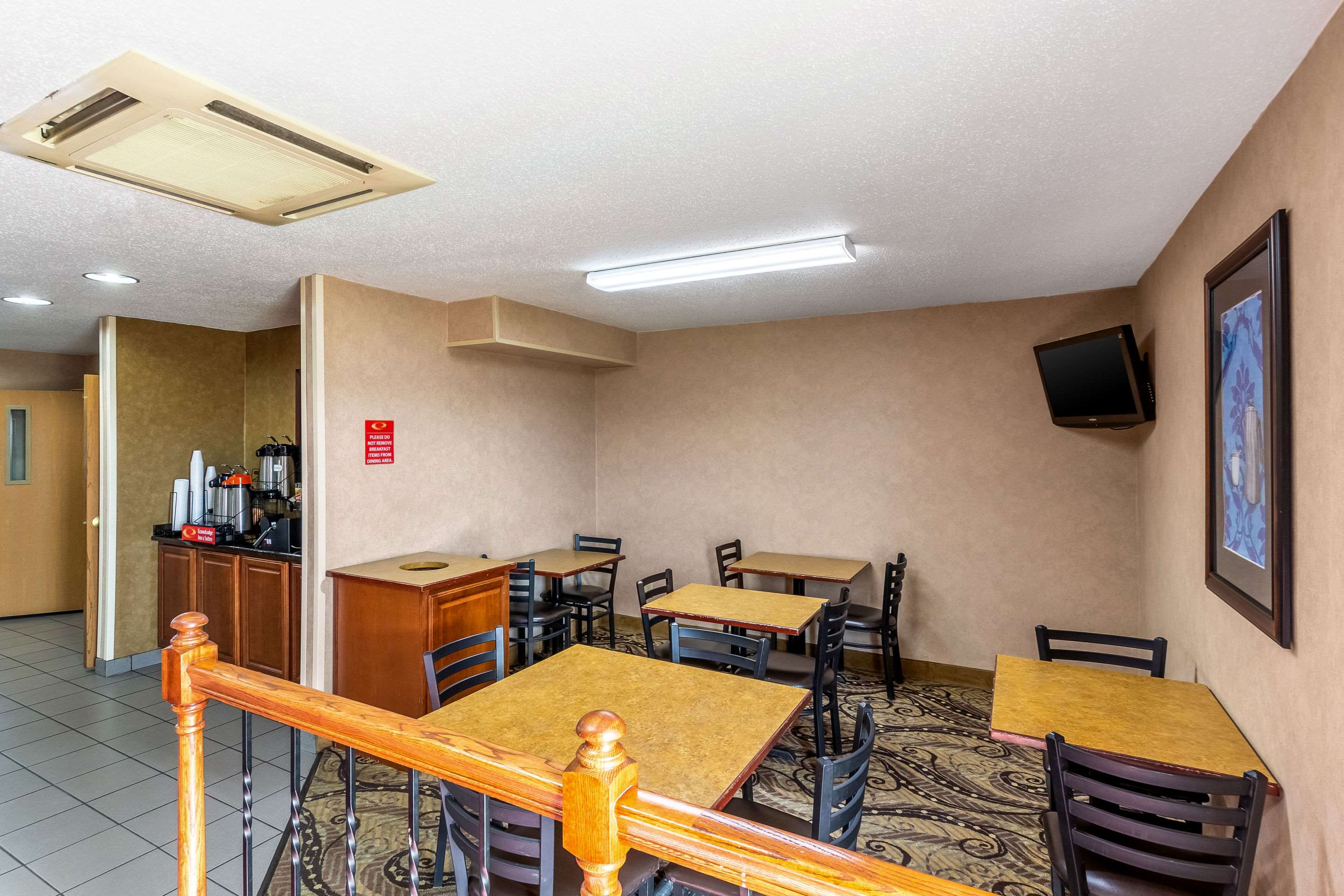 Breakfast area | Econo Lodge Inn & Suites Evansville