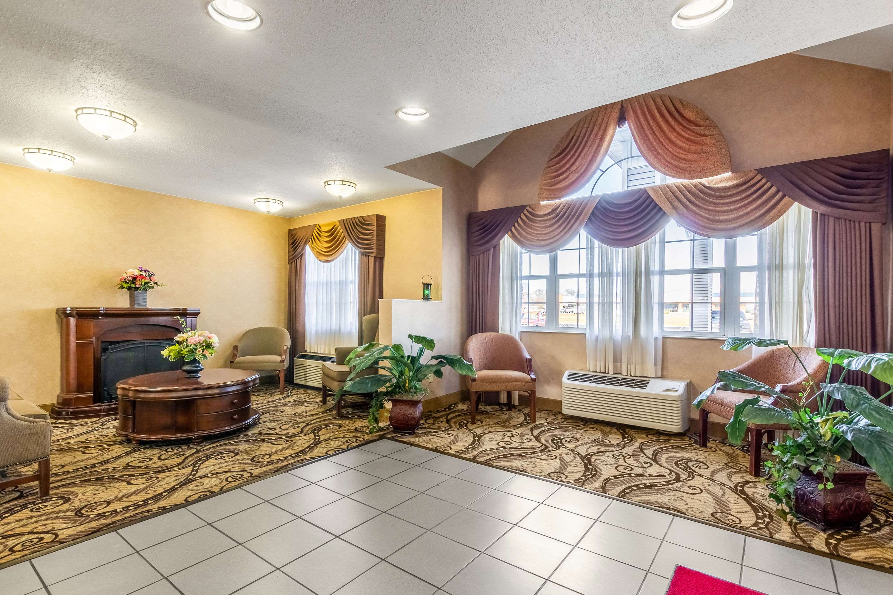 Hotel lobby | Econo Lodge Inn & Suites Evansville