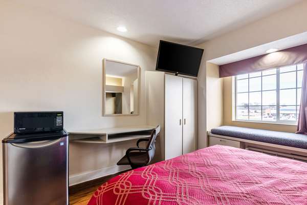  - Econo Lodge Inn & Suites Evansville