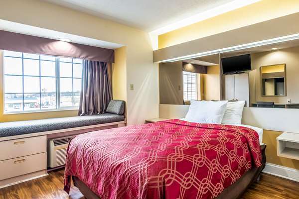  - Econo Lodge Inn & Suites Evansville