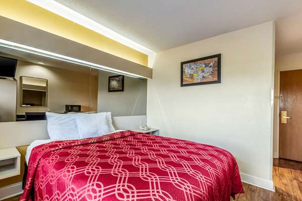  - Econo Lodge Inn & Suites Evansville