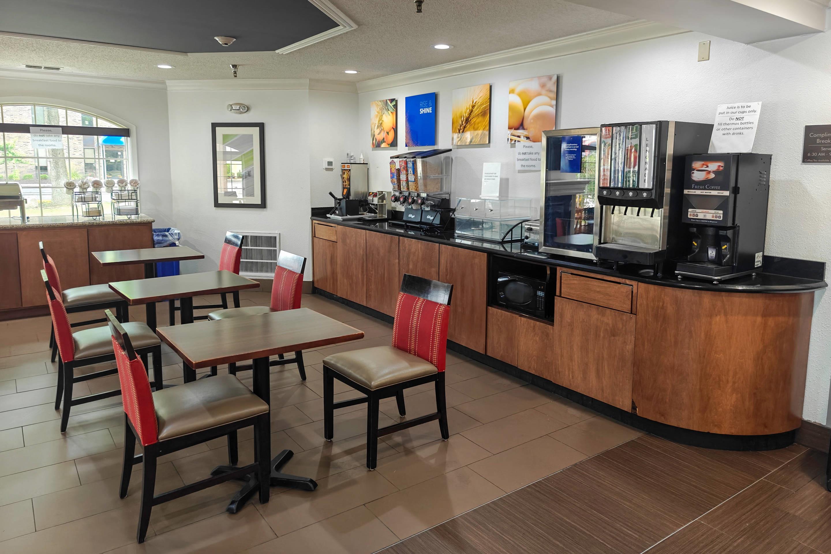 Breakfast area | Comfort Inn Indianapolis South I-65