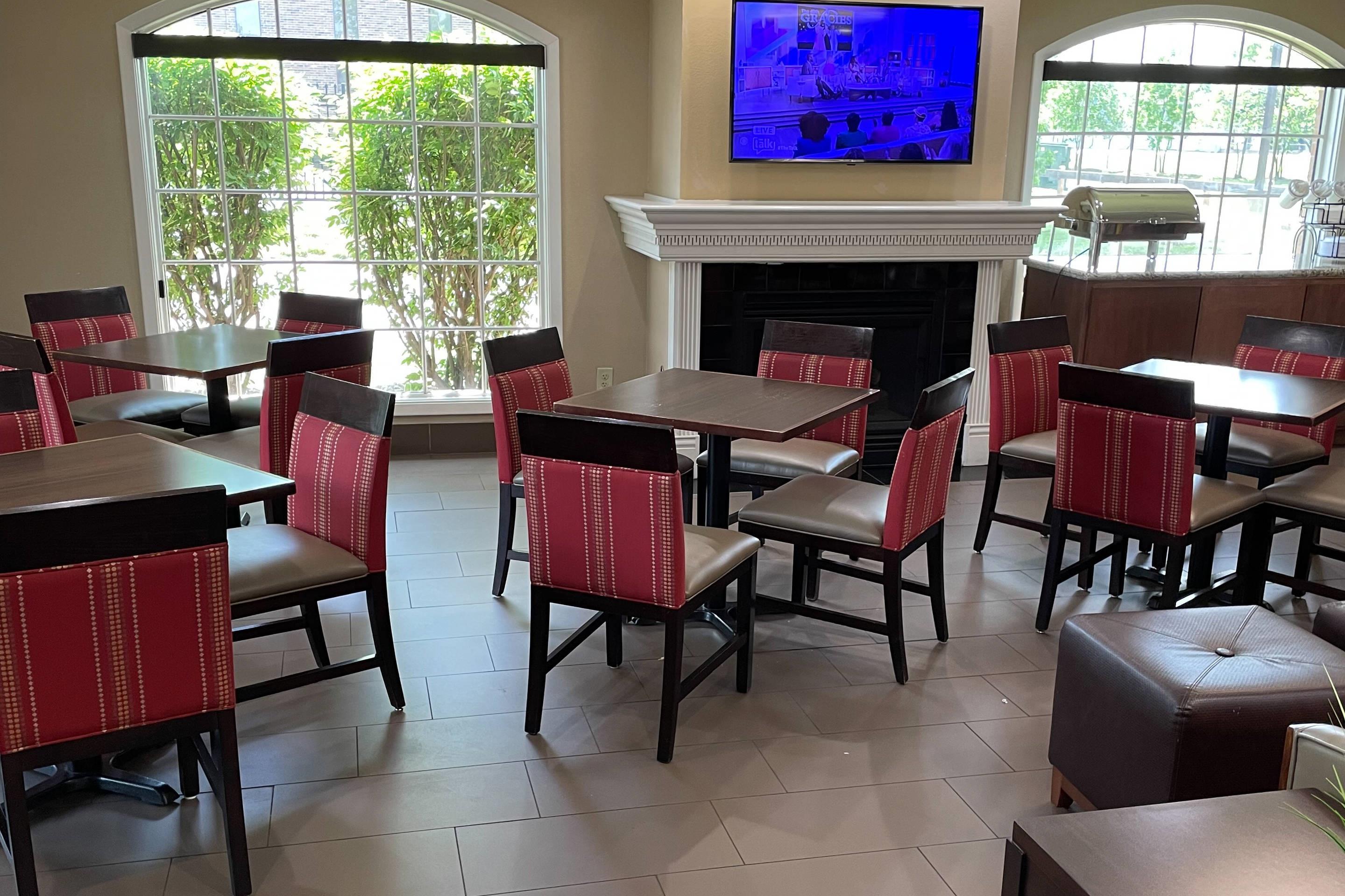 Enjoy breakfast in this seating area | Comfort Inn Indianapolis South I-65