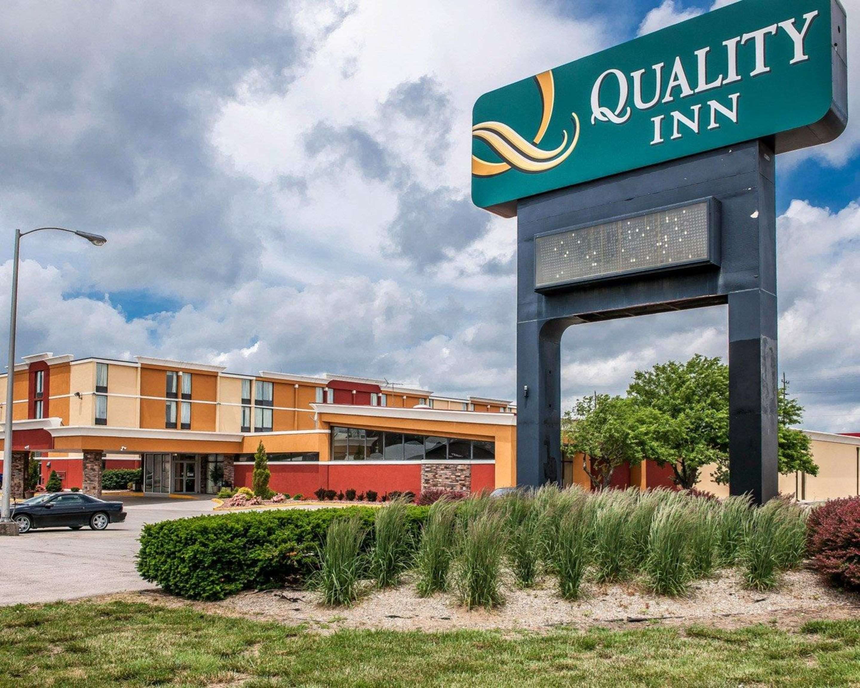 Hotel exterior | Quality Inn Terre Haute University Area
