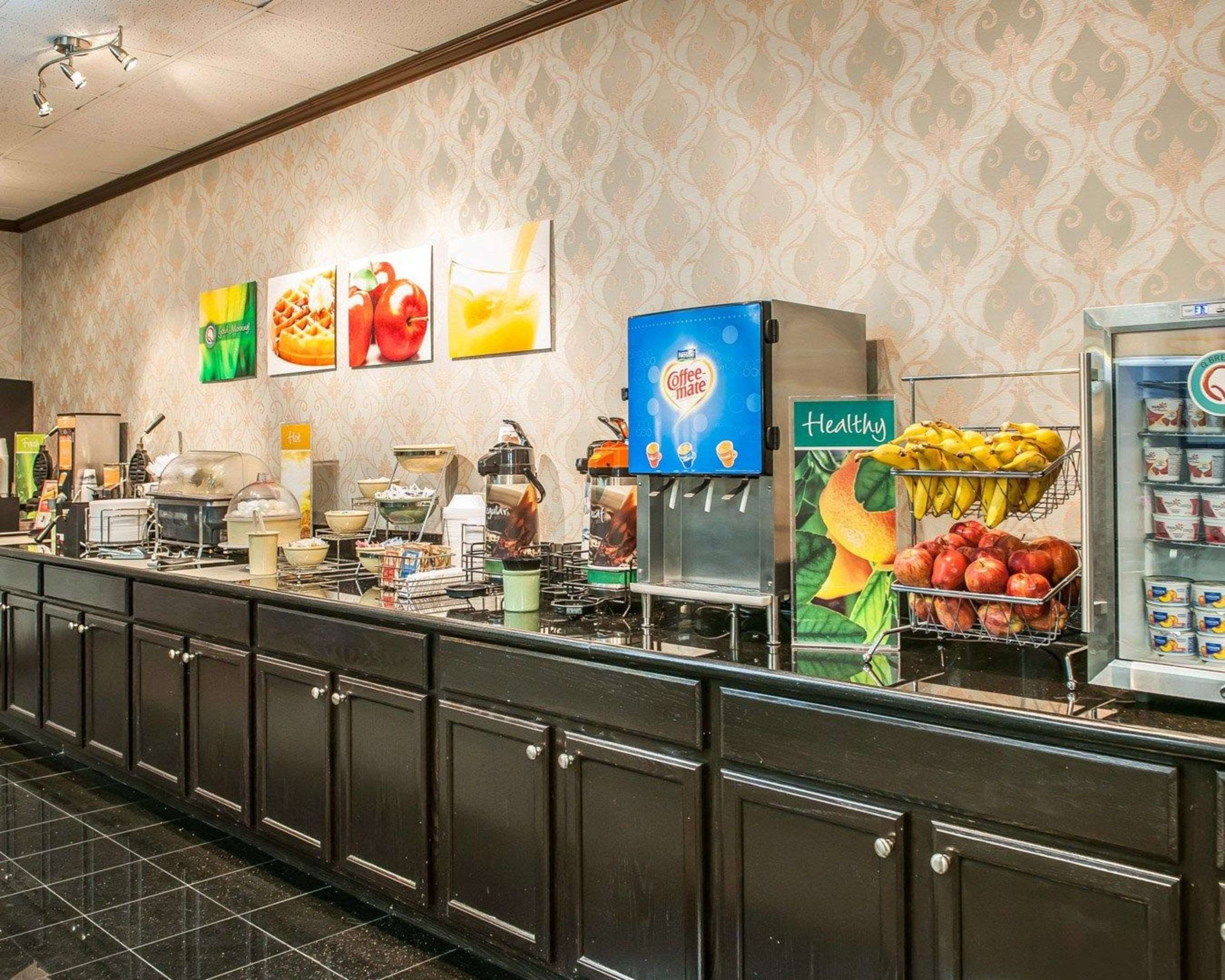 Breakfast area | Quality Inn Terre Haute University Area