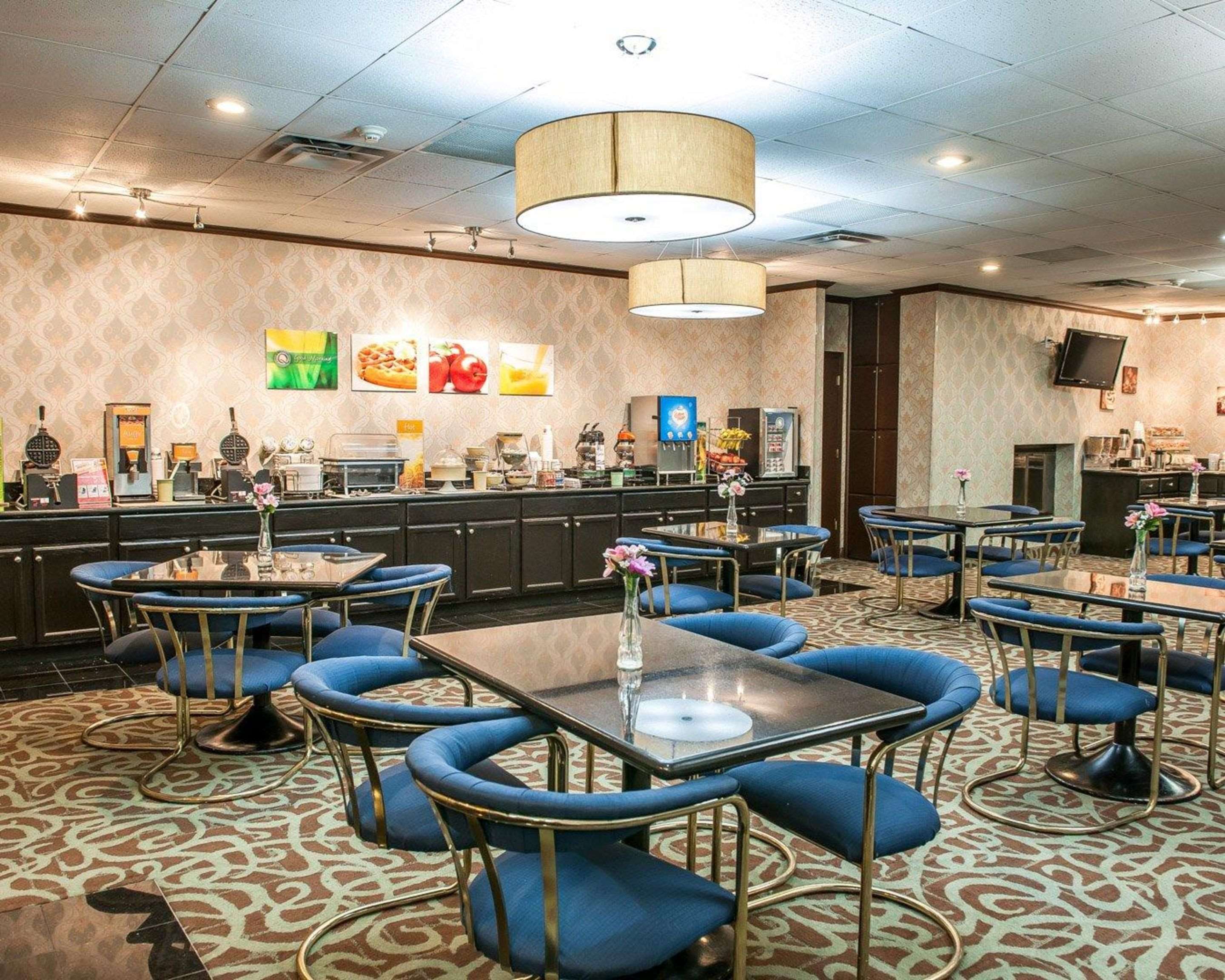 Breakfast room | Quality Inn Terre Haute University Area