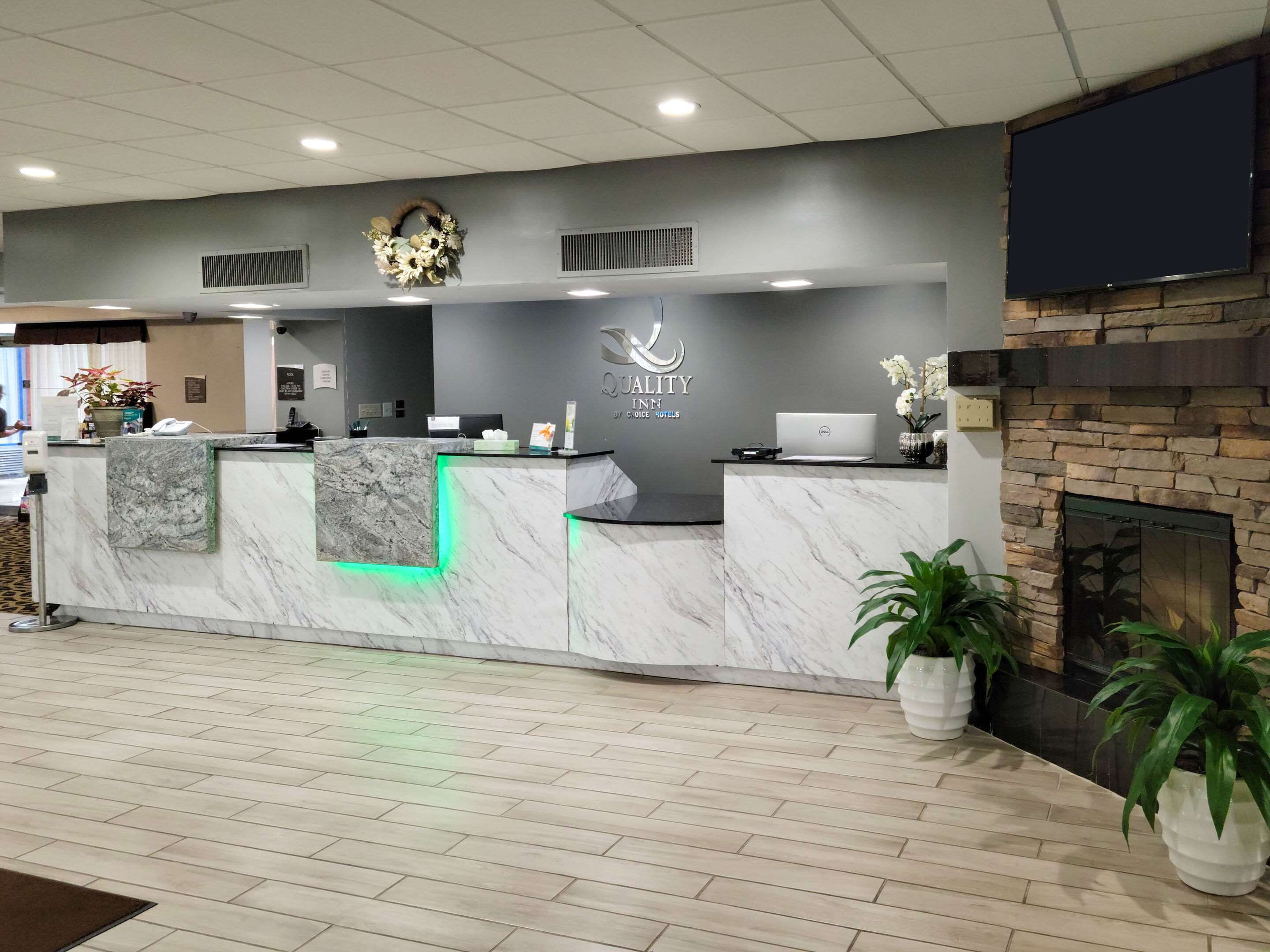 Front desk | Quality Inn Terre Haute University Area