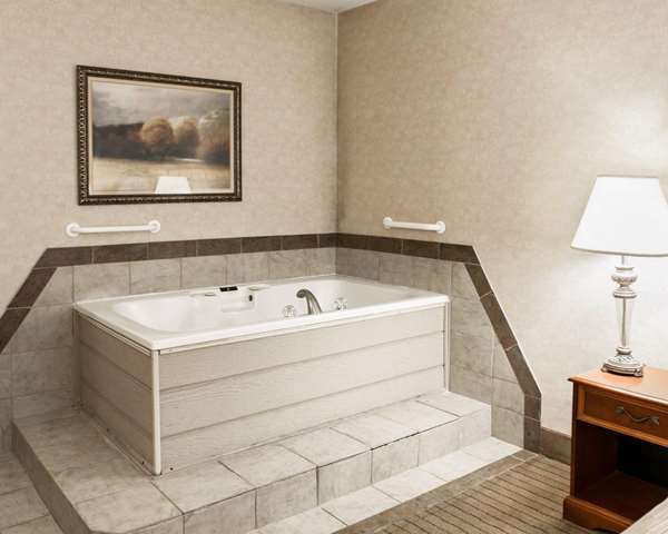 Suite - Quality Inn Castleton Indianapolis - I-465, Exit 35