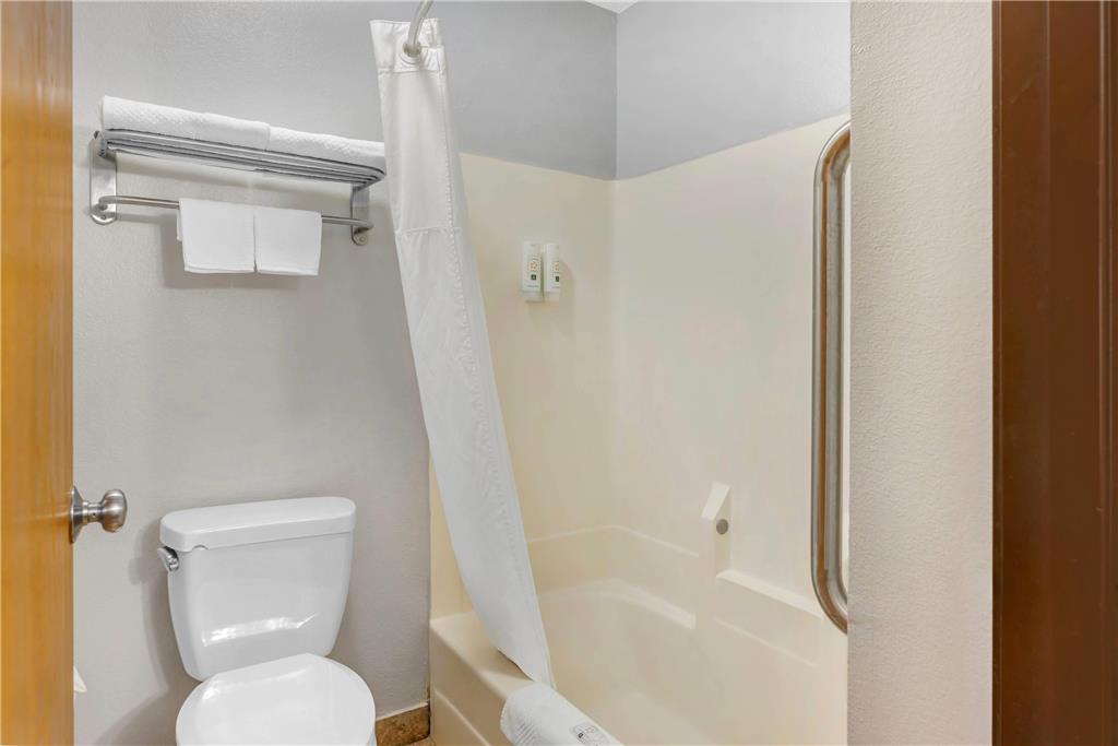 QUALITY INN CHESTERTON NEAR INDIANA-guestroom-Guest Room,Bathroom,On-Site.jpg